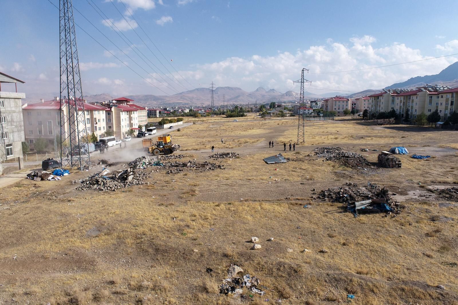 Van’da Boş Arsada Yapılan Onlarca Tandırevi Yıktırıldı (1)