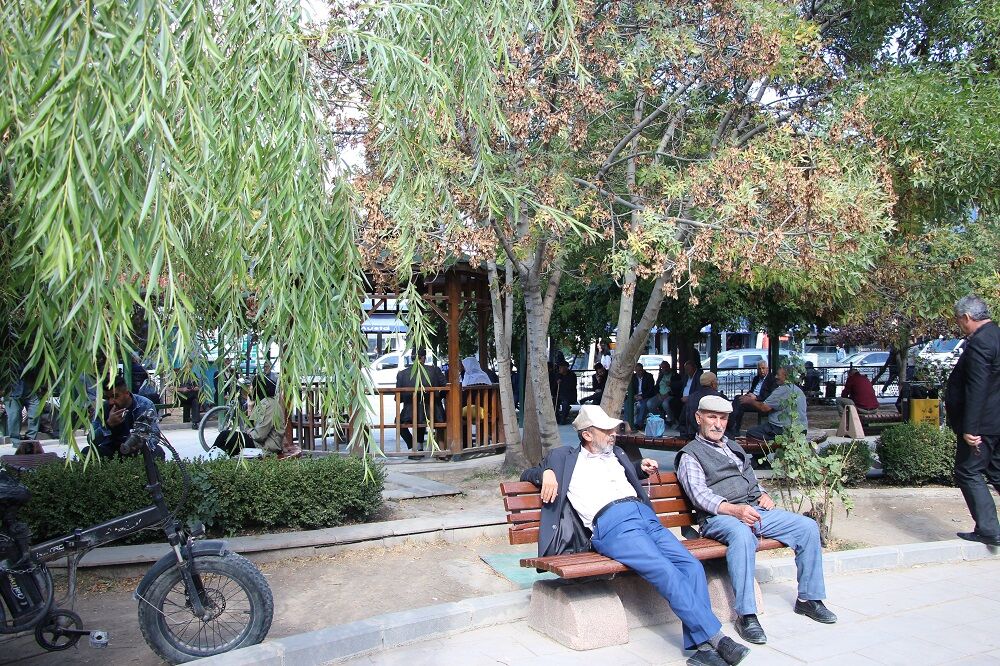 Van’da Sıcak Havayı Fırsat Bilen Vatandaşlar Parklara Akın Etti (1)