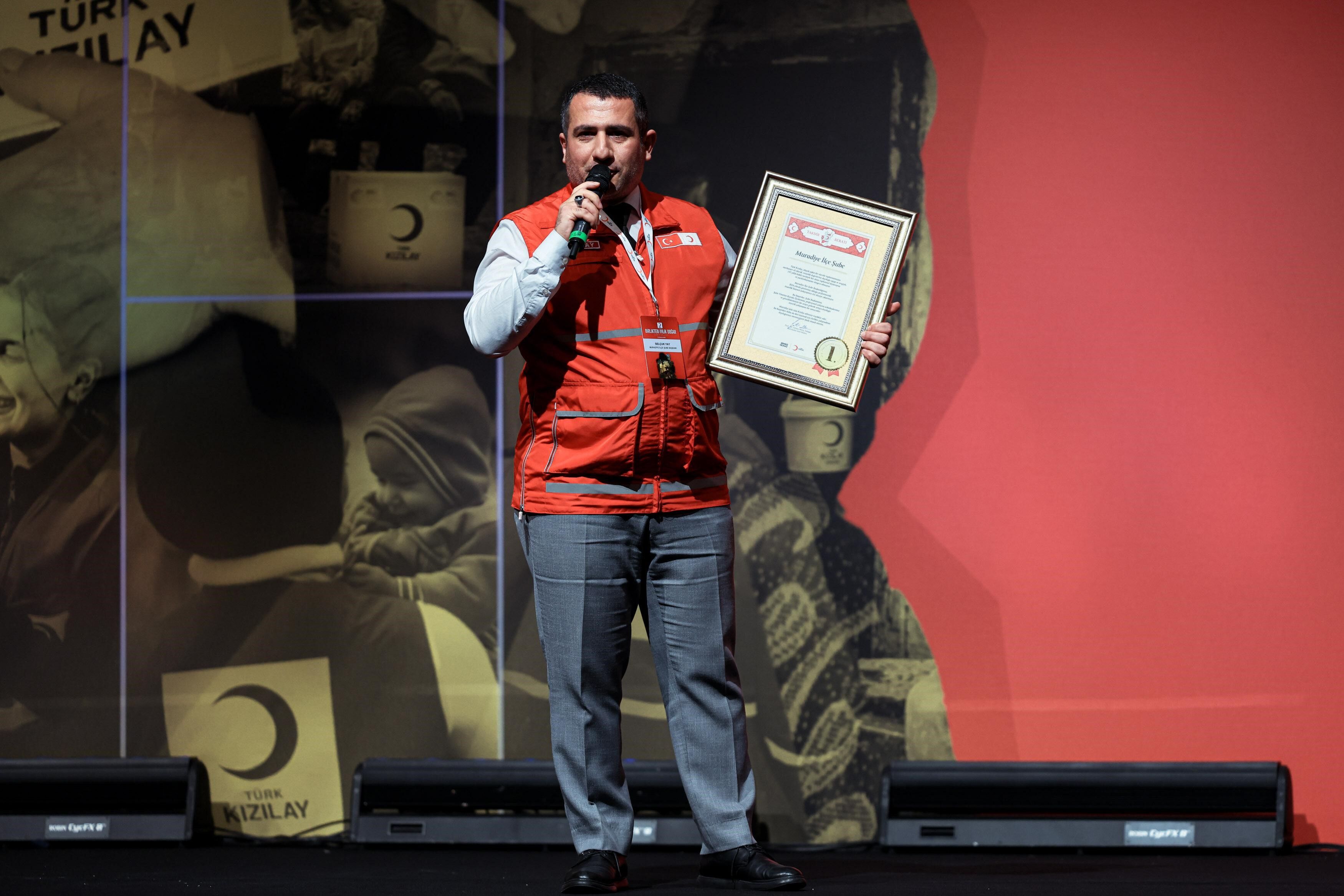 Kızılay Muradiye Şubesi İyilikte Türkiye Birincisi Oldu