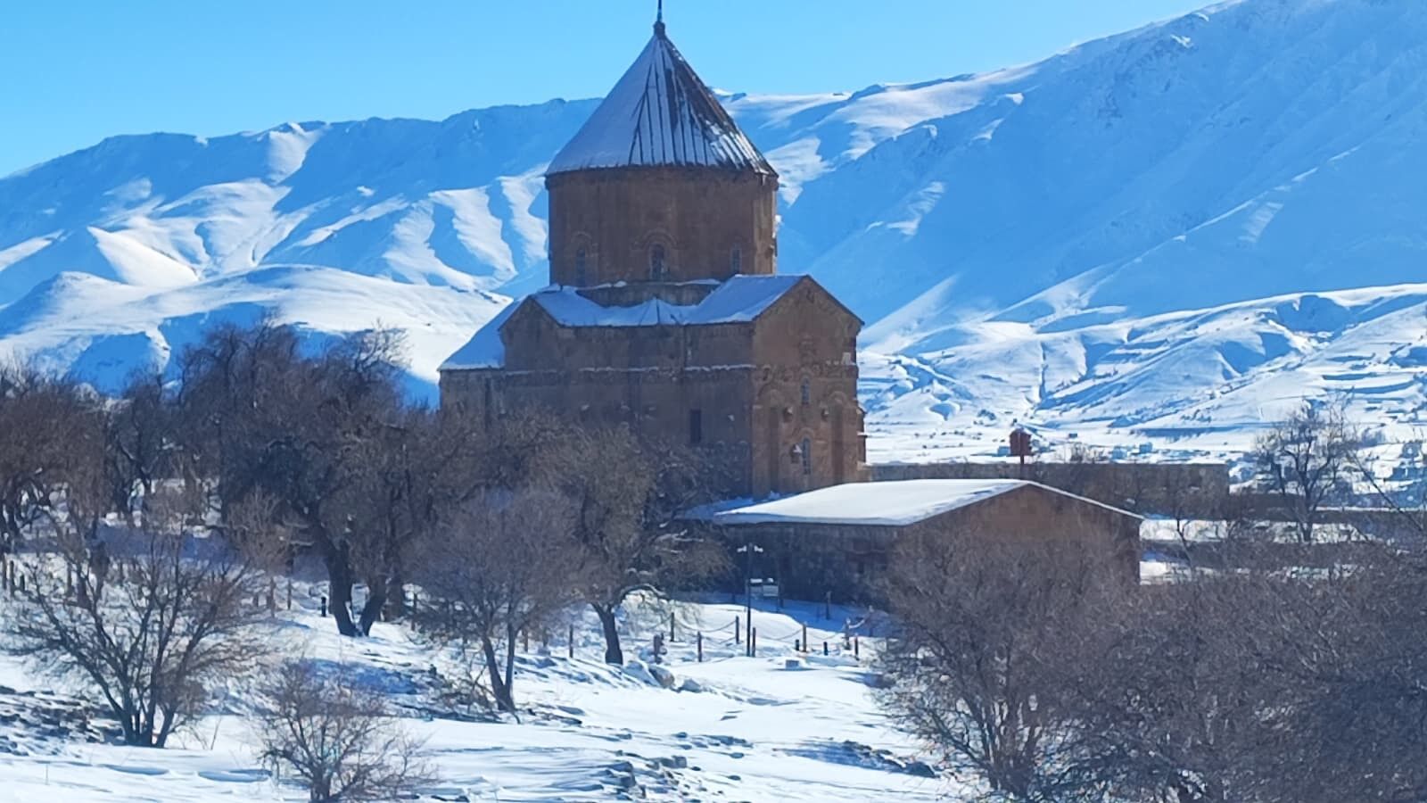Akdamar Adası Beyaz Gelinliğini Giydi (2)