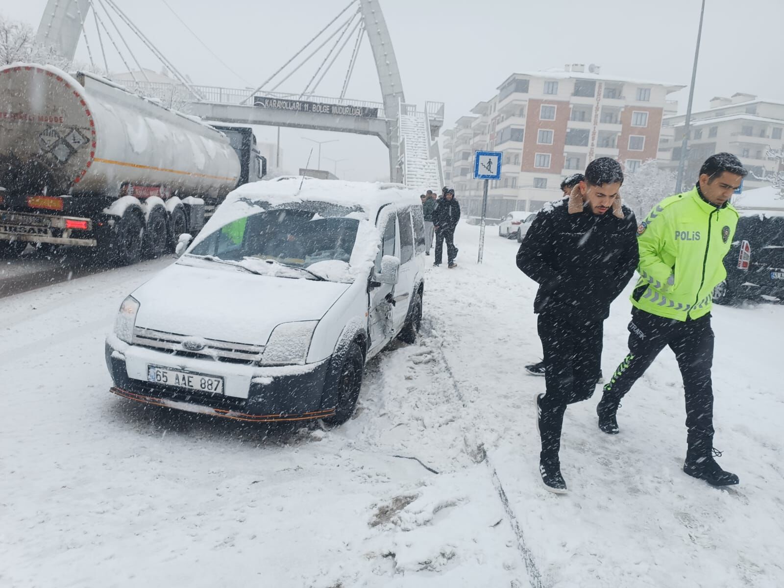 Erciş’te Kar Yağışı Kazayı Beraberinde Getirdi Maddi Hasar Oluştu (2)