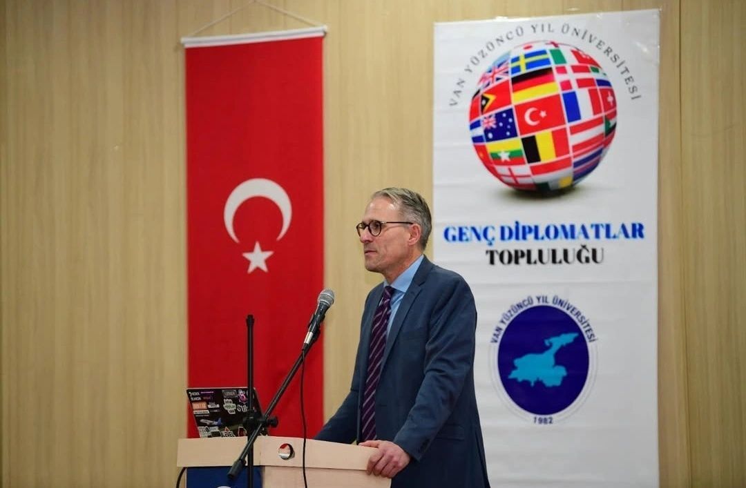 Genç Diplomatlar Topluluğu’ndan “Değişen Küresel Dünyada Diplomasi” Programı (1)