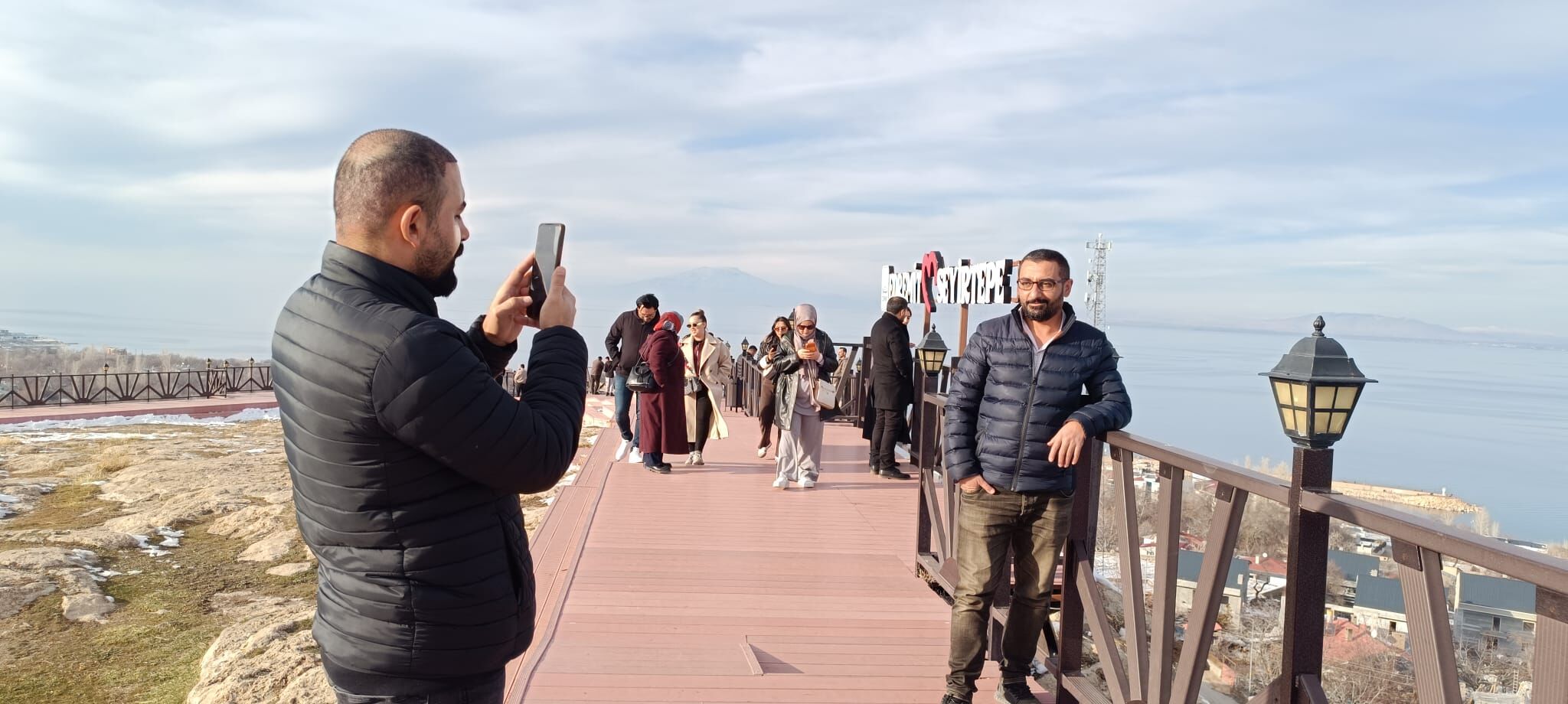 Kışın Ortasında Yaz Gibi Manzara Edremit Seyir Tepesi Ziyaretçi Akınına Uğradı (4)