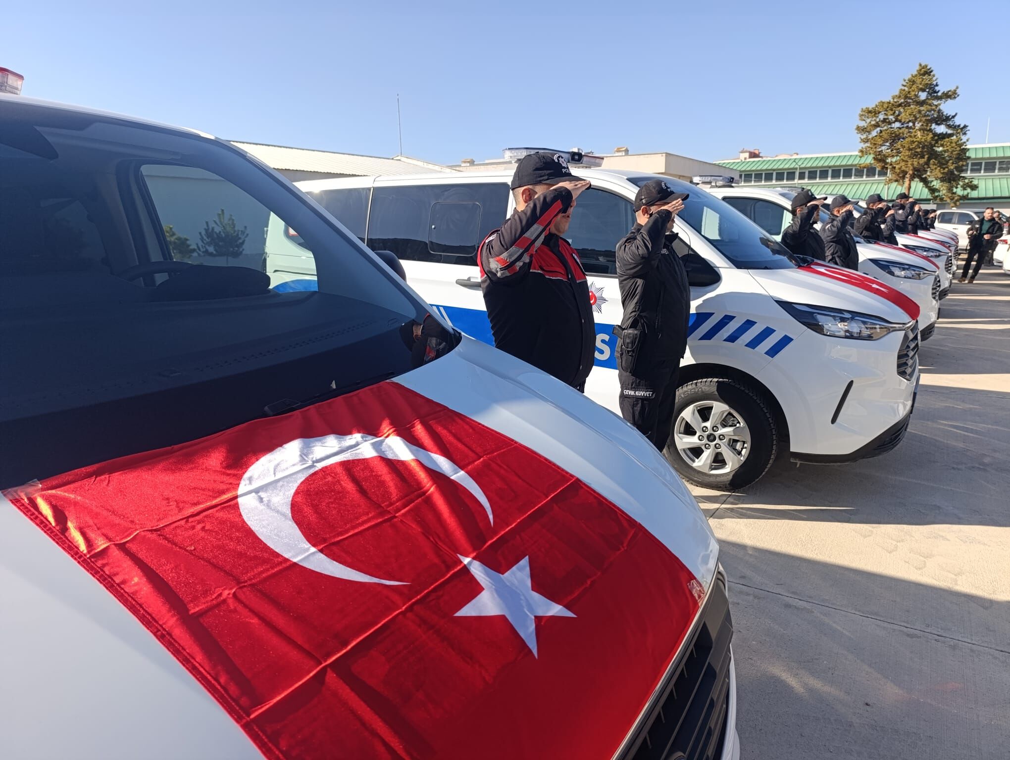Van Emniyeti’ne Güçlü Takviye Yeni Araçlar Törenle Teslim Edildi (3)