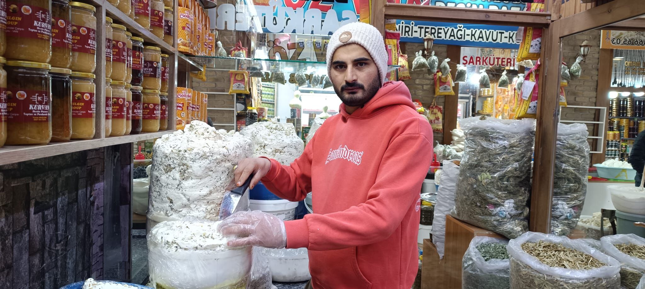 Van Peynirciler Çarşısı’nda Kar Sessizliği Yollar Kapandı, Tezgâhlar Boş Kaldı (3)