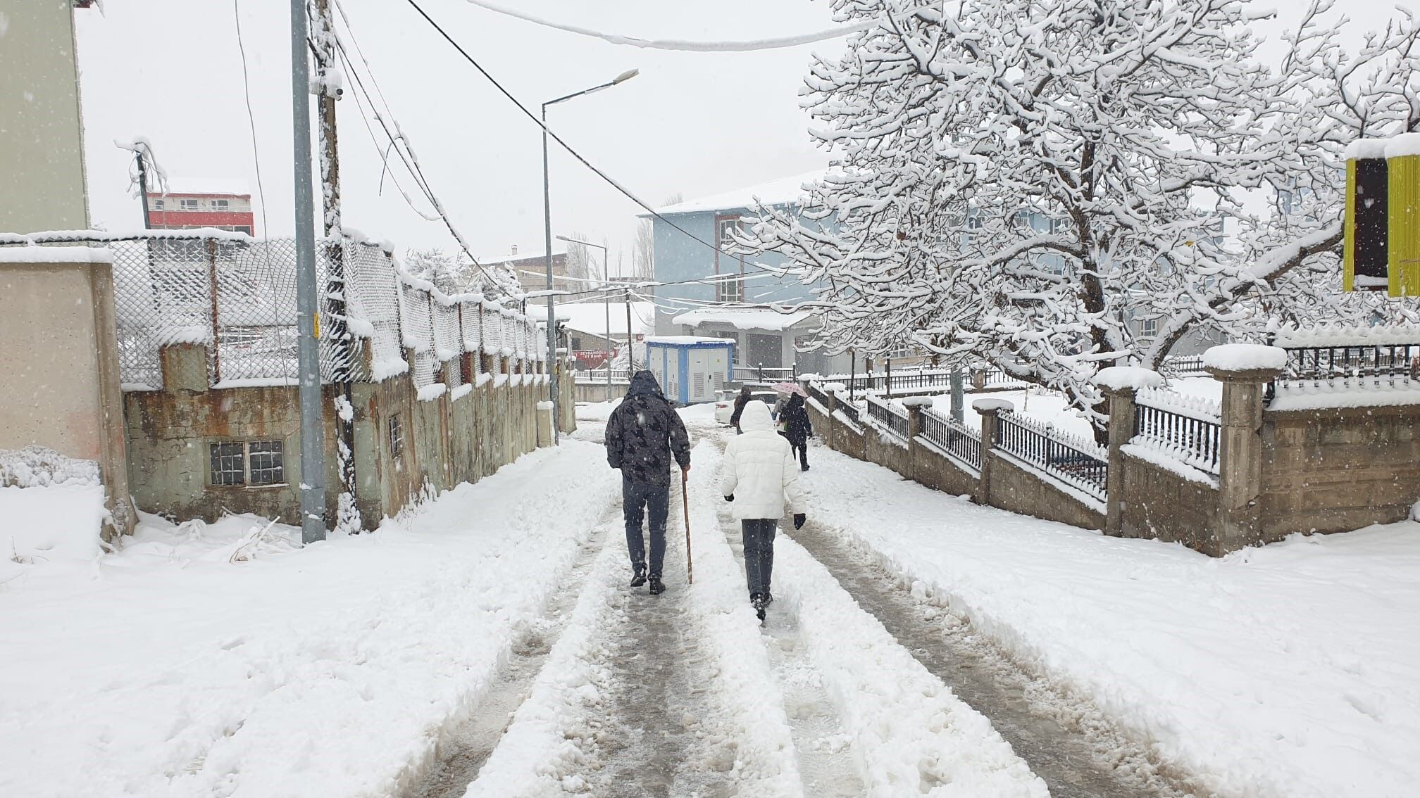 Van'da Araçlar Kara Gömüldü 11 Yerleşim Yerinin Yolu Ulaşıma Kapandı (2)