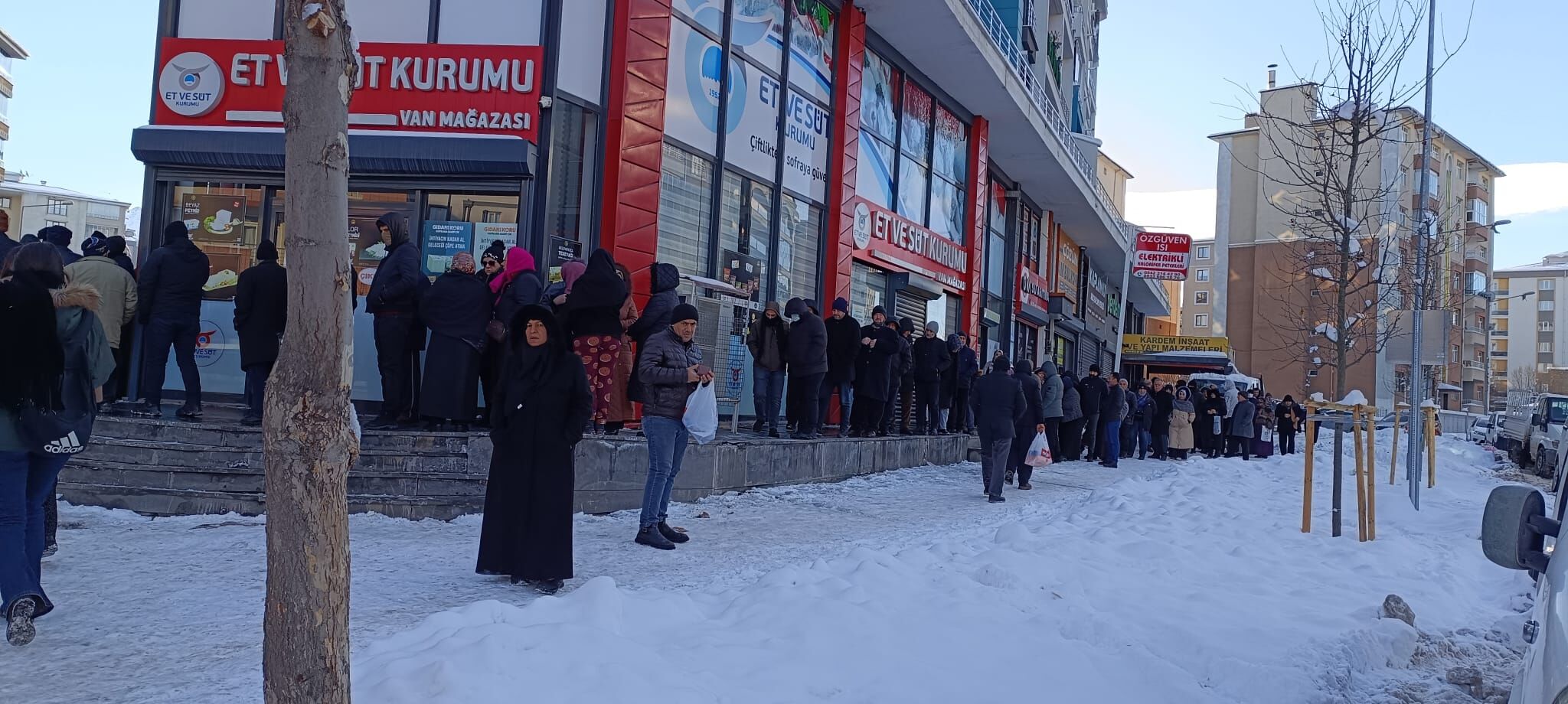 Van’da Dondurucu Soğuklarda Ucuz Et Kuyruğu (1)