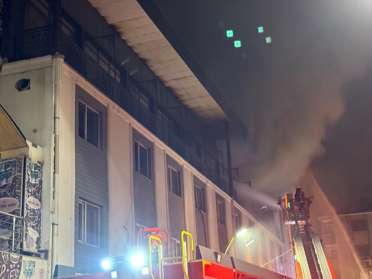 Van’da Hatalı Park Çilesi İtfaiye Sokaklara Giremedi, Facianın Eşiğinden Dönüldü (3)