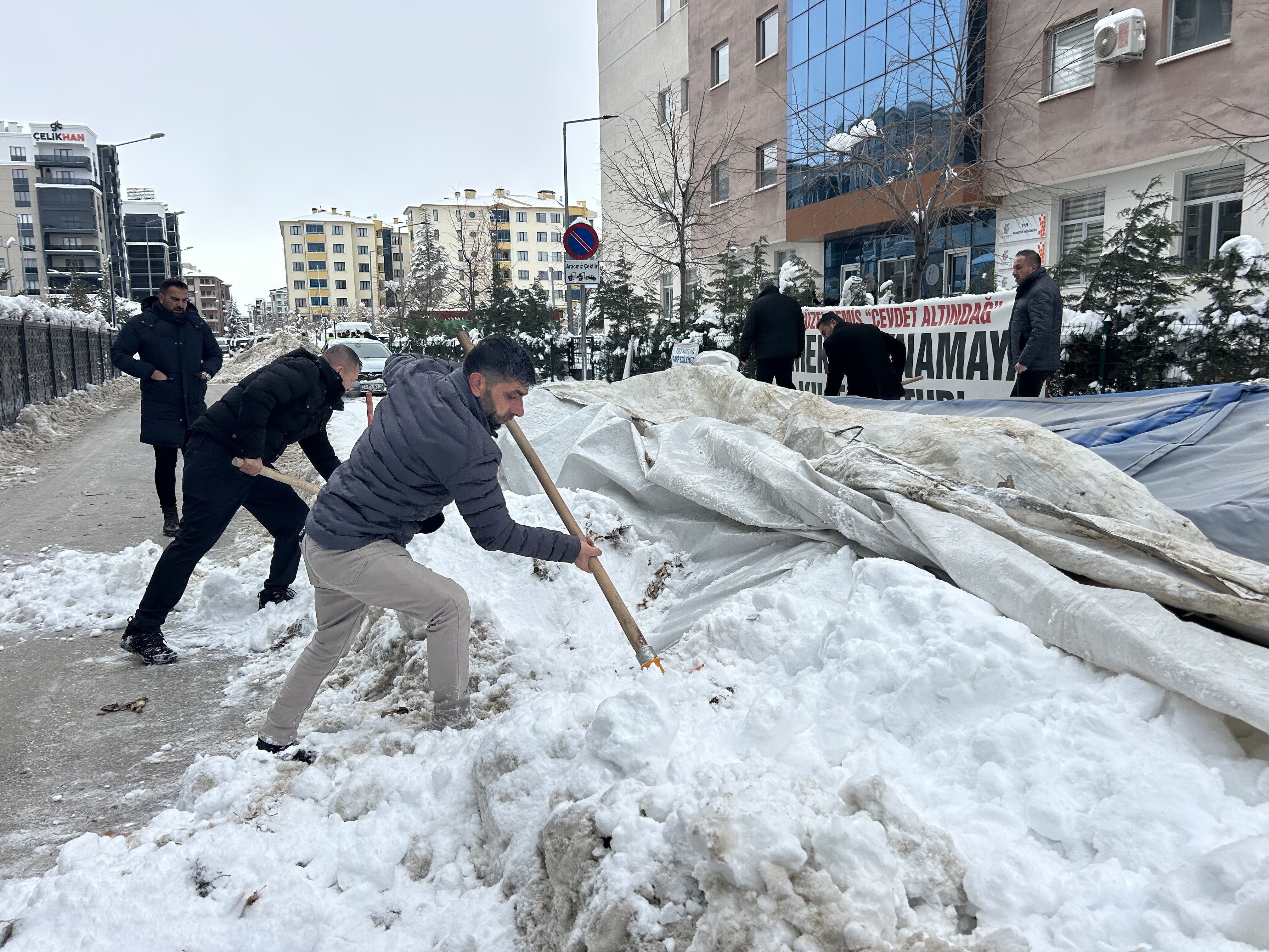 Van'da Işten Çıkarılan Işçilerin Eylem Çadırı Kar Yağışı Nedeniyle Çöktü (1)
