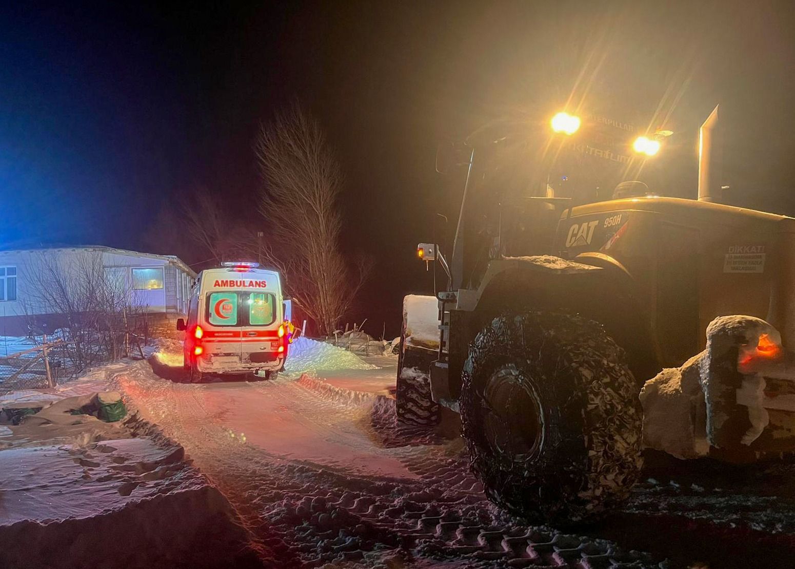 Van’da Kar Altında Kurtarma Mesaisi (1)