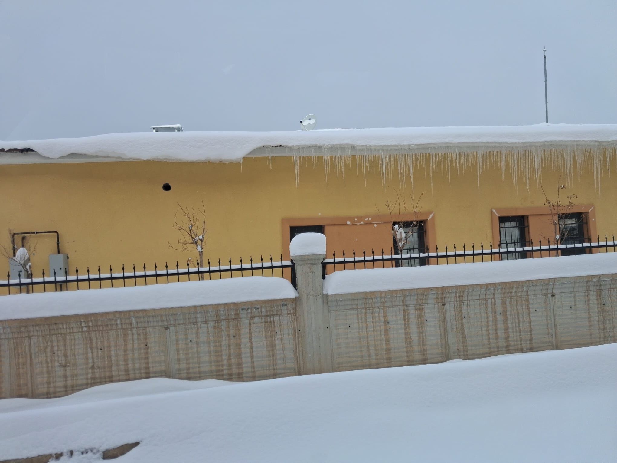 Van’da Metrelerce Buz Sarkıtları Oluştu (1)