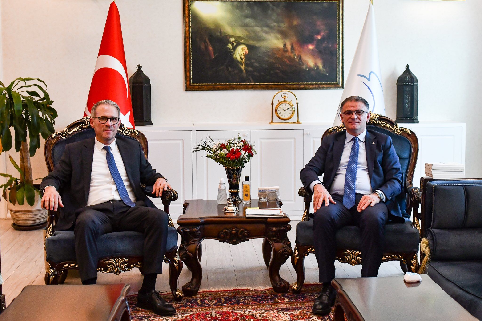 Van’da Tarihi Bina’da Artık Iki Bayrak Dalgalanacak