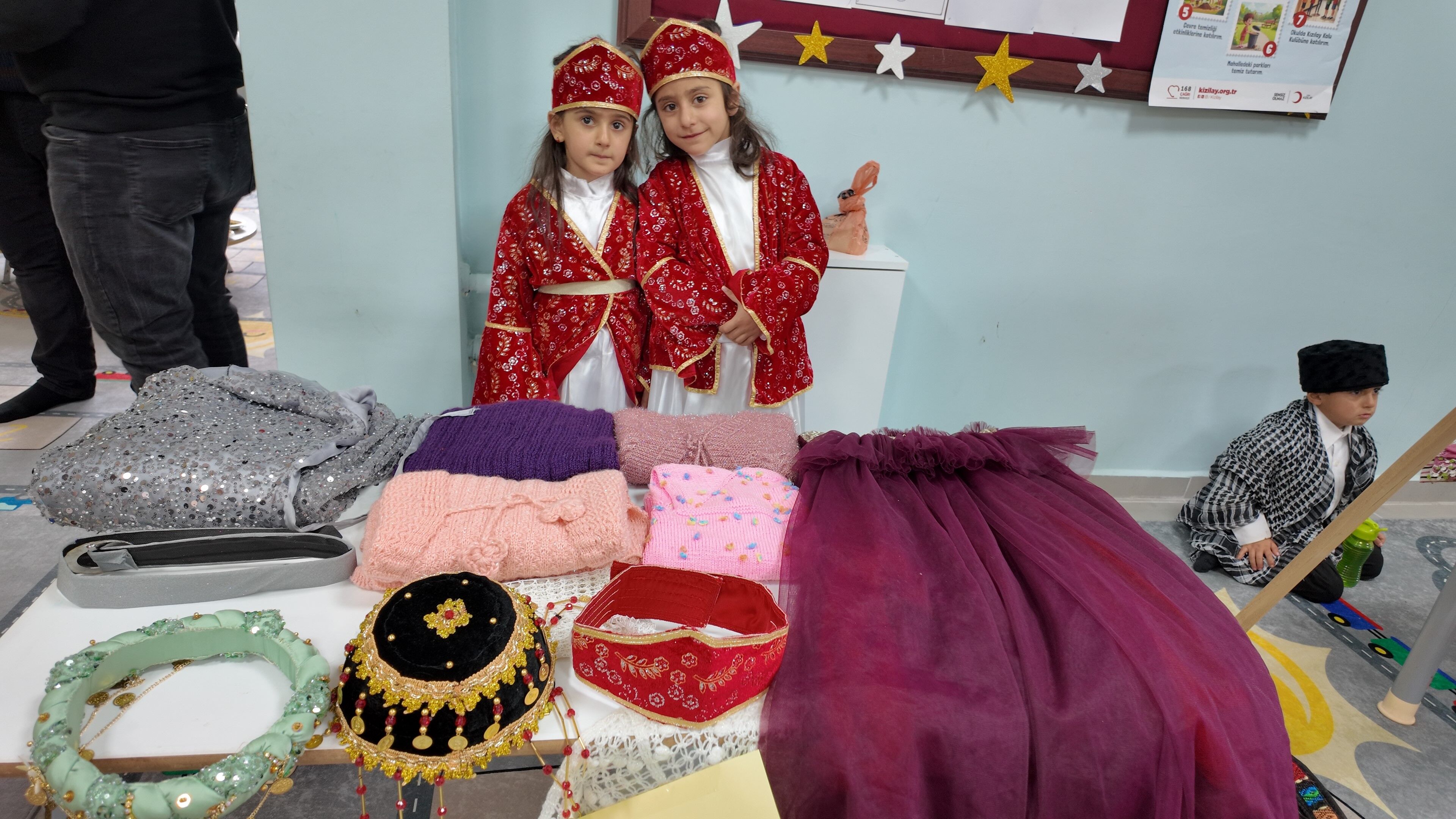 Van’ın Erciş Ilçesinde Anaokulu Öğrencileri, Yerli Malı Haftası Kapsamında Kentin Zengin Kültürel Değerlerini Tanıtan Renkli Bir Etkinliğe Imza Attı. (2)