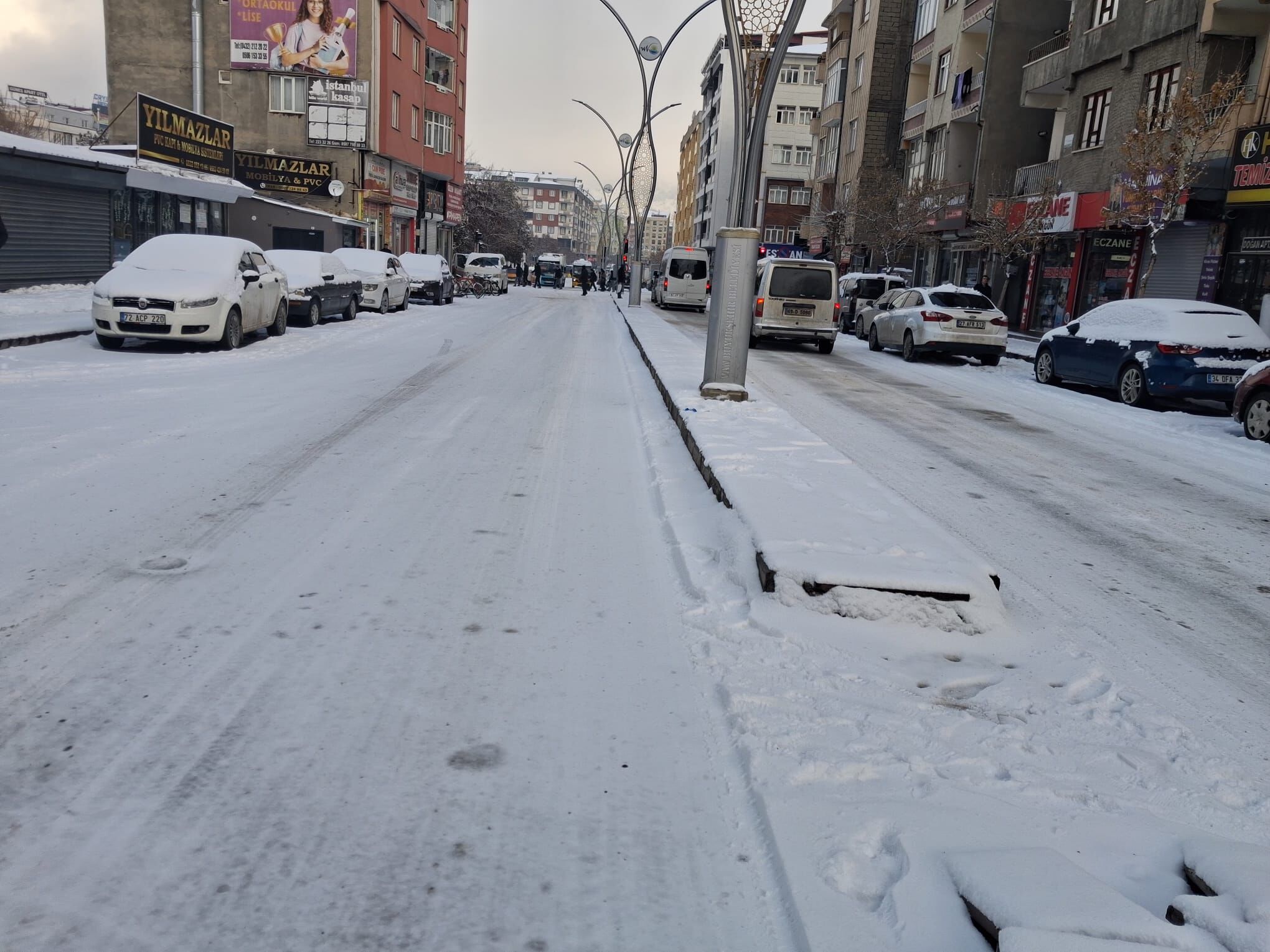 Belediyeden Araç Ve Yayalara “Ücretsiz Buz Pisti” (1)