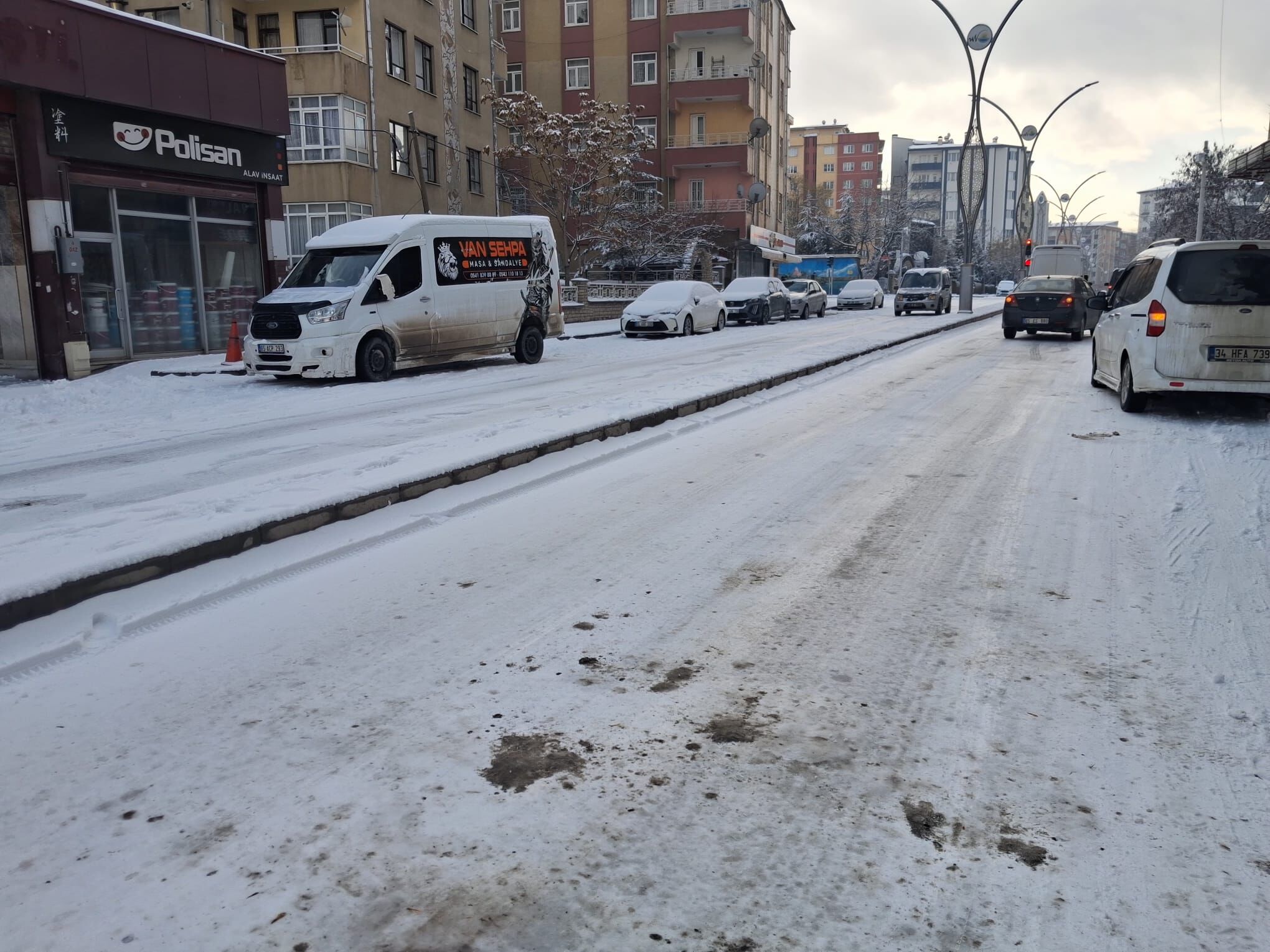 Belediyeden Araç Ve Yayalara “Ücretsiz Buz Pisti” (4)