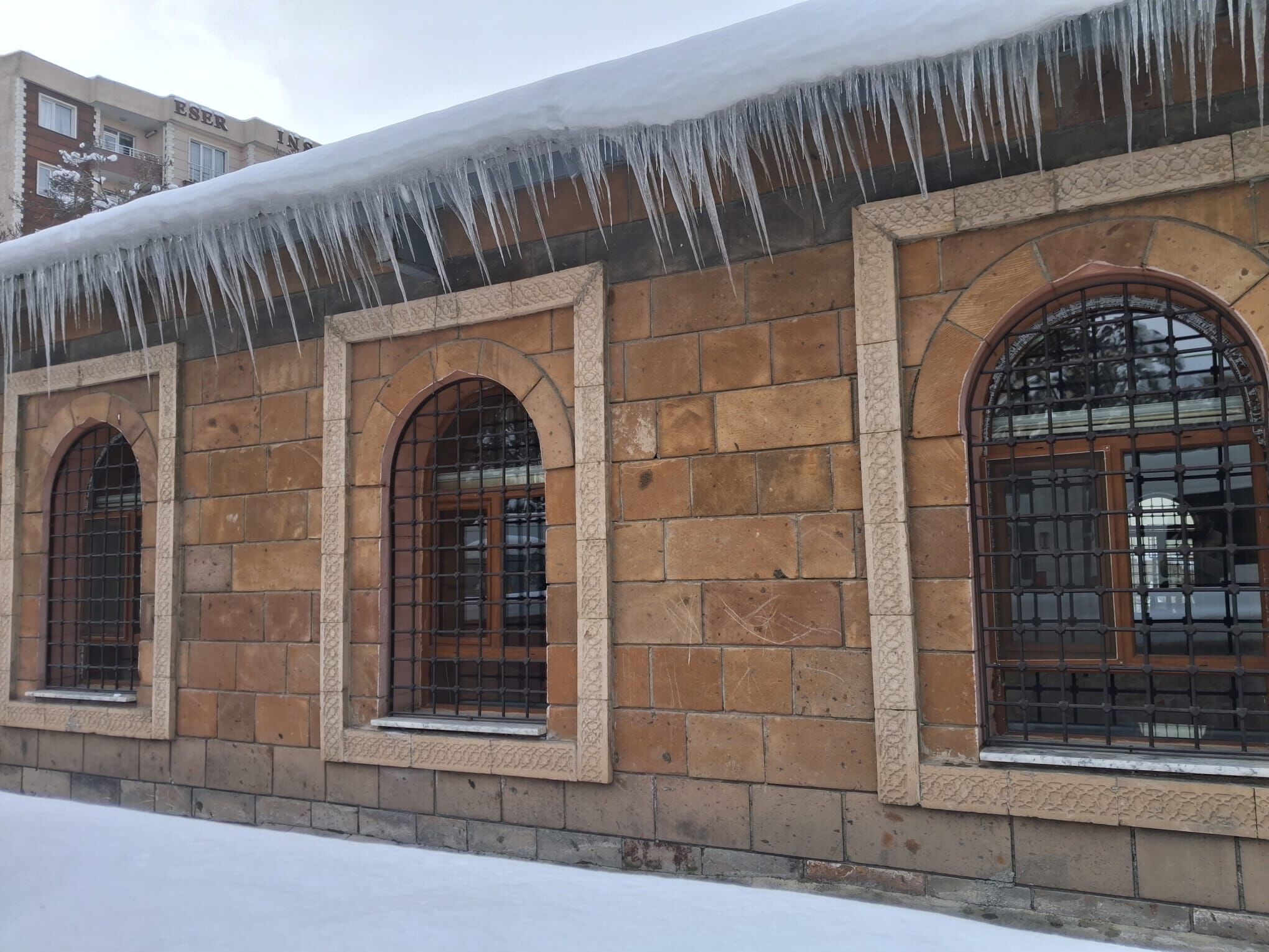 Dışarı Çıkanlar Dikkat Van’da Buz Sarkıtları Tehlike Saçıyor (1)