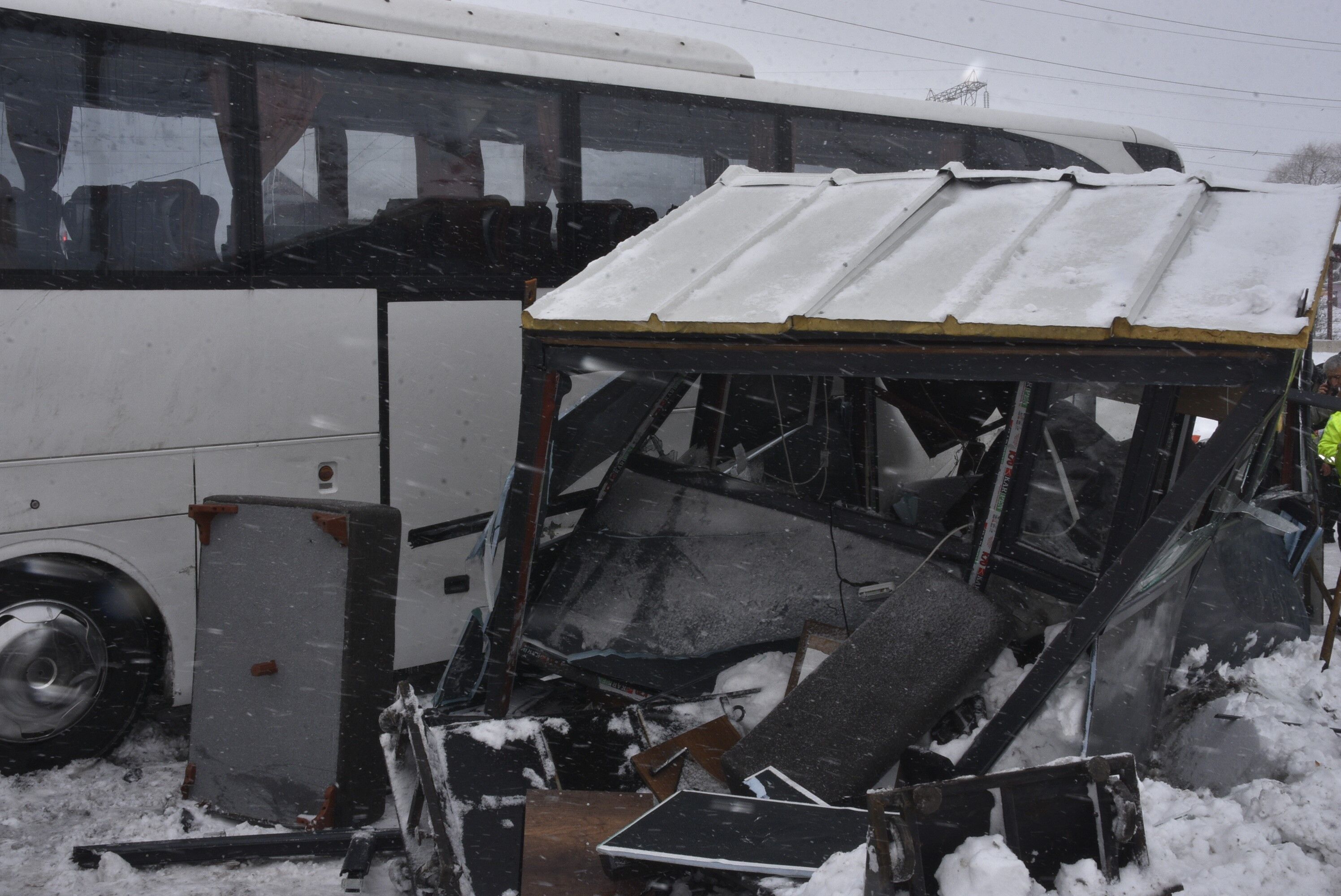 Van Yolcu Otobüsü Polis Noktasına Çarptı 4 Polis Yaralandı (2)