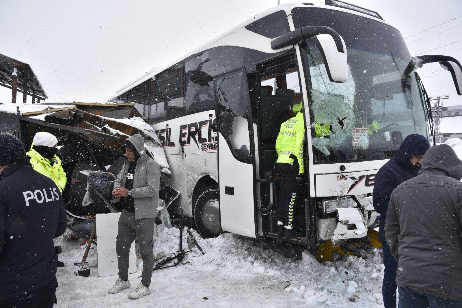 Van Yolcu Otobüsünün Polis Noktasına Çarpma Anı Görüntüleri Ortaya Çıktı (2)