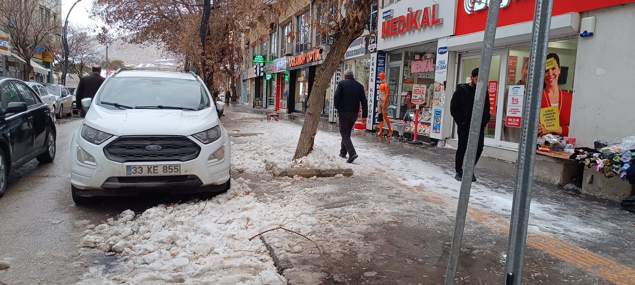 Van’da Çatıdan Düşen Kar Kütlesi Kadını Yaraladı (1)