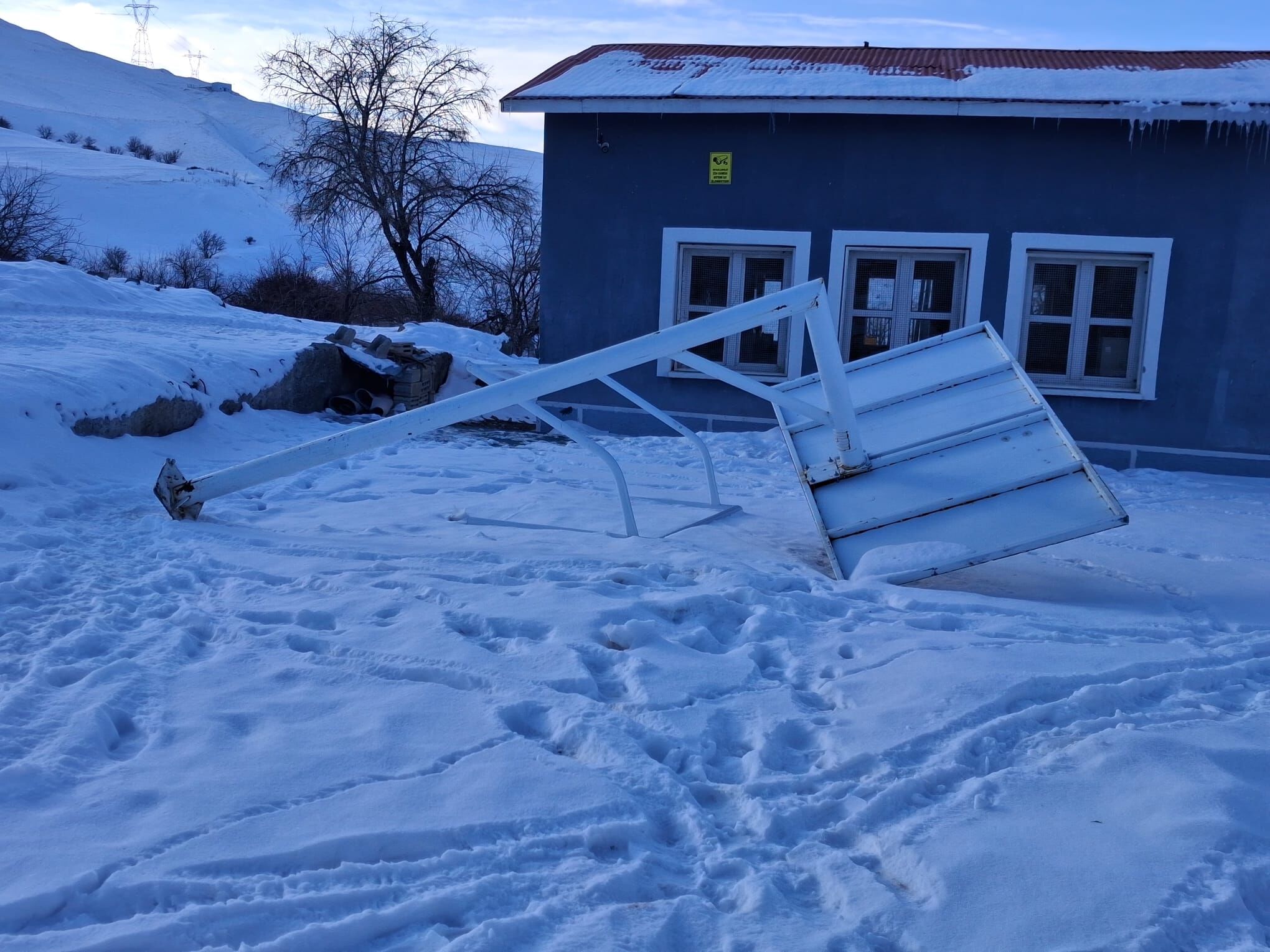 Van’da Fırtınanın Tahrip Ettiği Okul Parkı Günlerdir Onarılmadı (2)