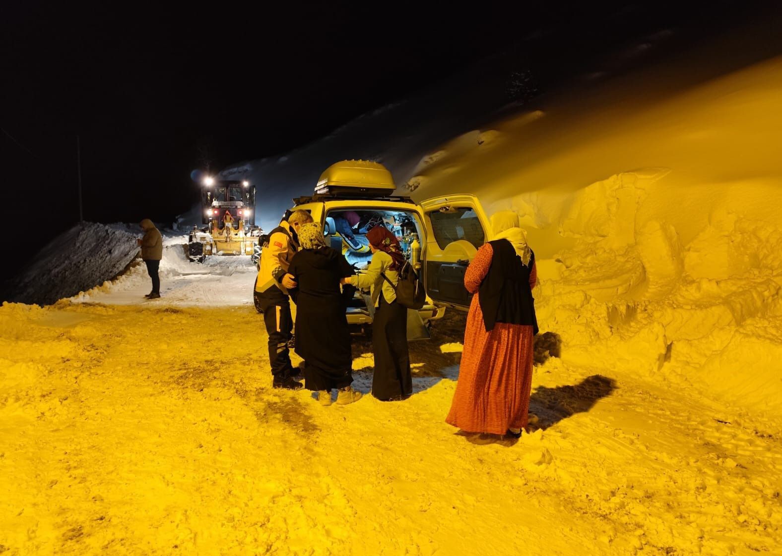 Van’da Hamile Kadın Saatler Süren Çalışmayla Hastaneye Ulaştırıldı (2)