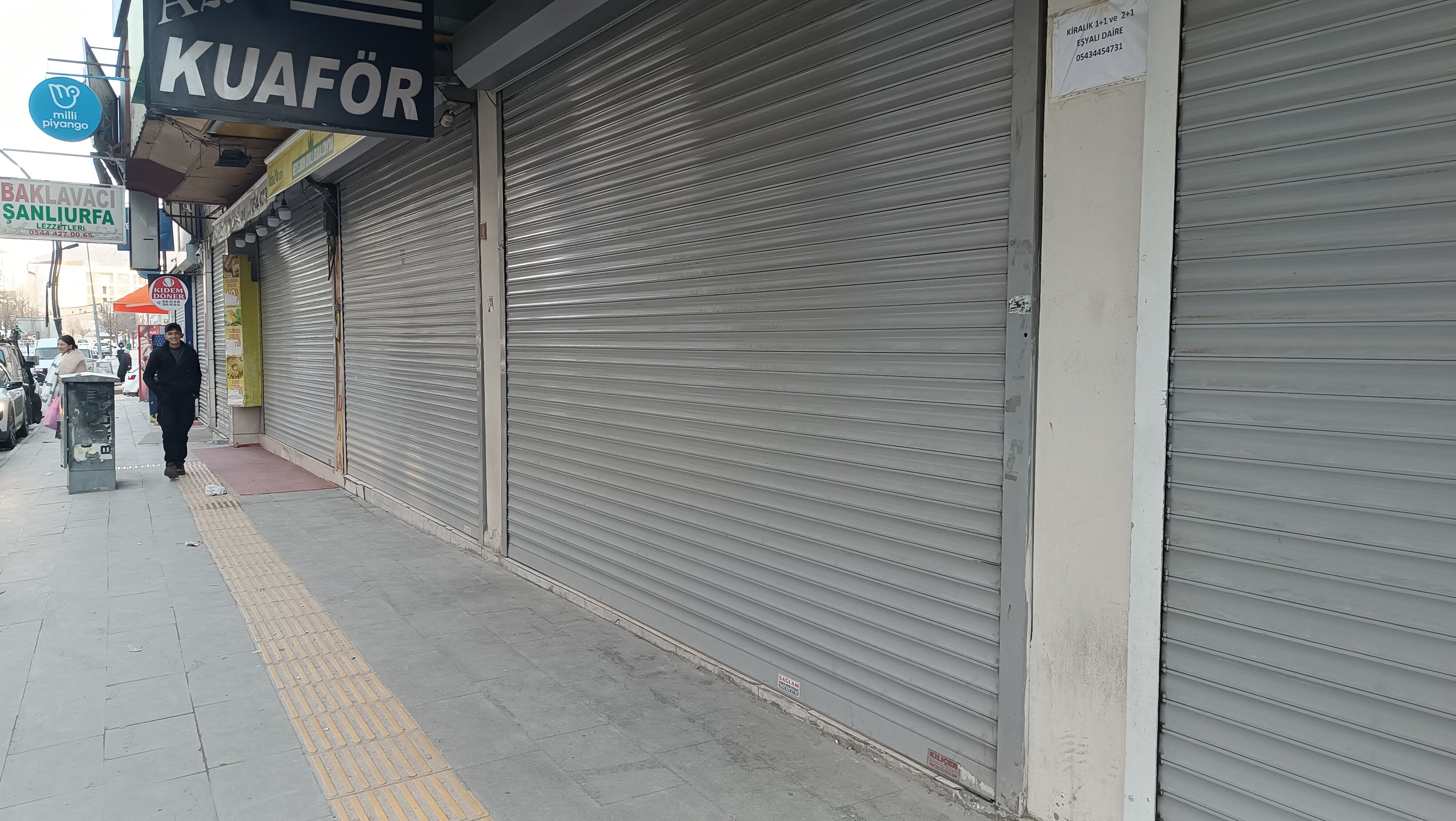 Van’da Saatlerdir Süren Elektrik Kesintisi Esnafı Mağdur Etti (2)