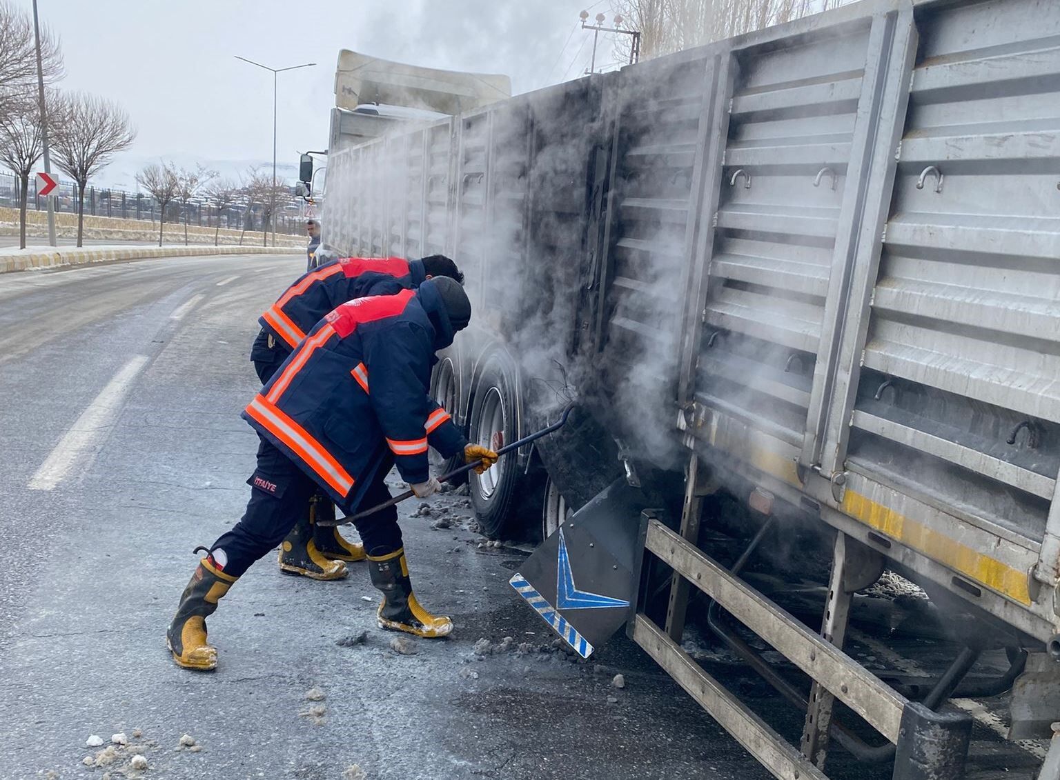 Van’da Seyir Halindeki Tırın Lastikleri Alev Aldı (1)
