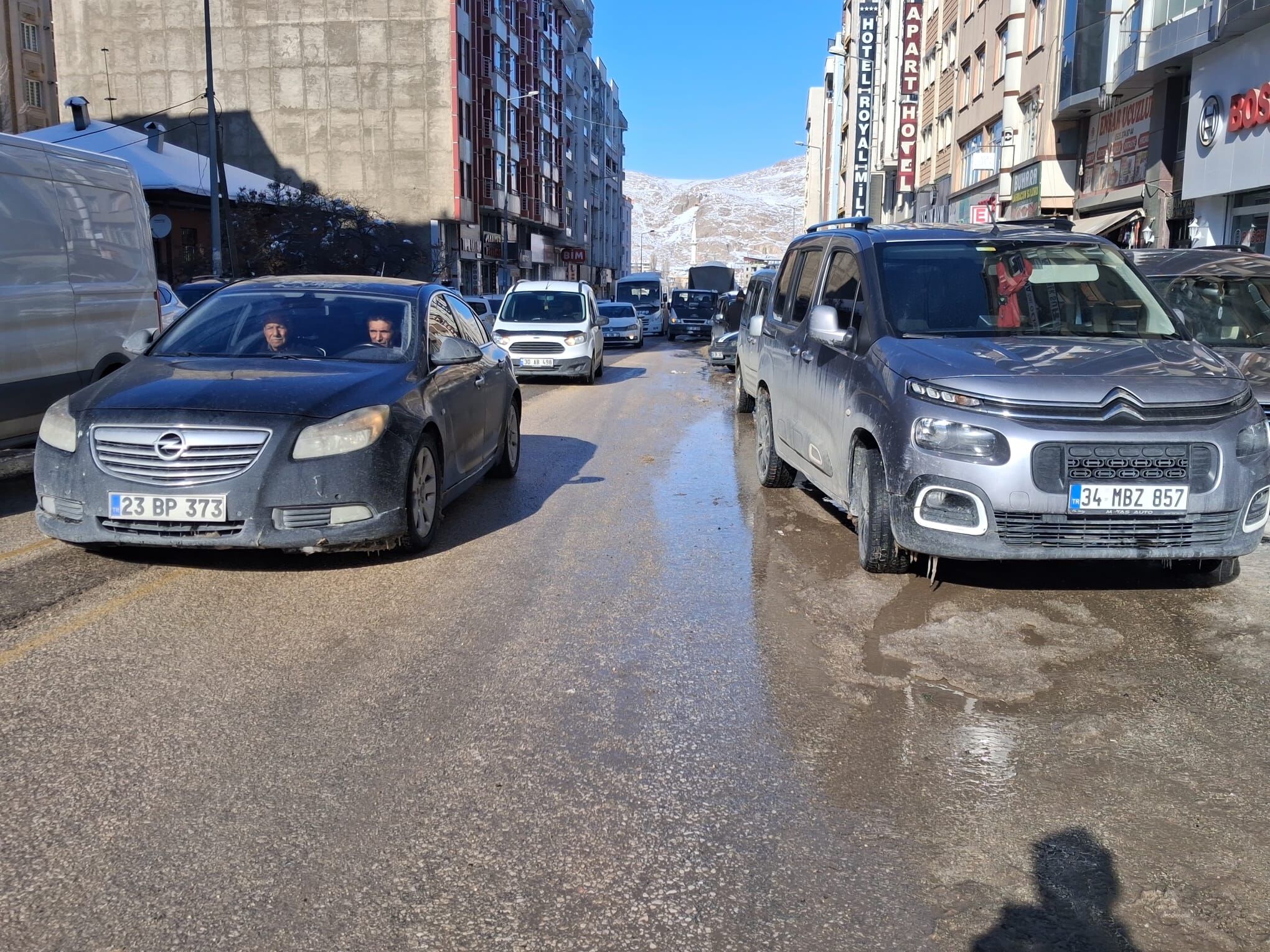 Van’da Tek Yön Uygulaması Tartışma Yarattı Hatalı Park Trafiği Kilitliyor (2)