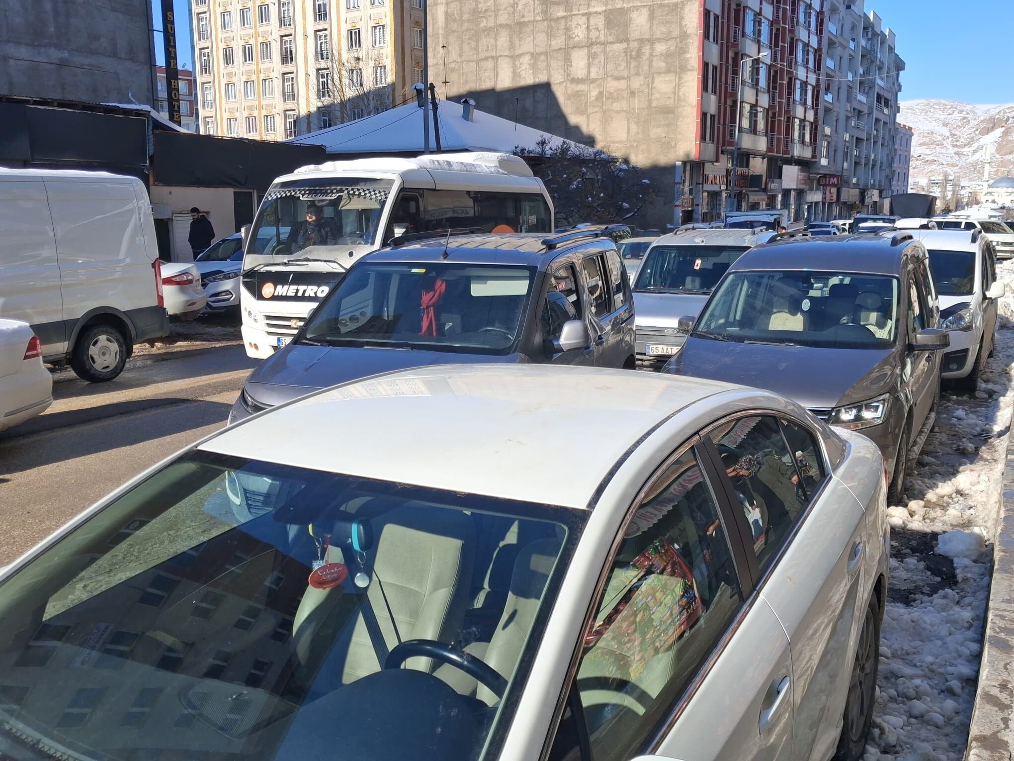 Van’da Tek Yön Uygulaması Tartışma Yarattı Hatalı Park Trafiği Kilitliyor (3)