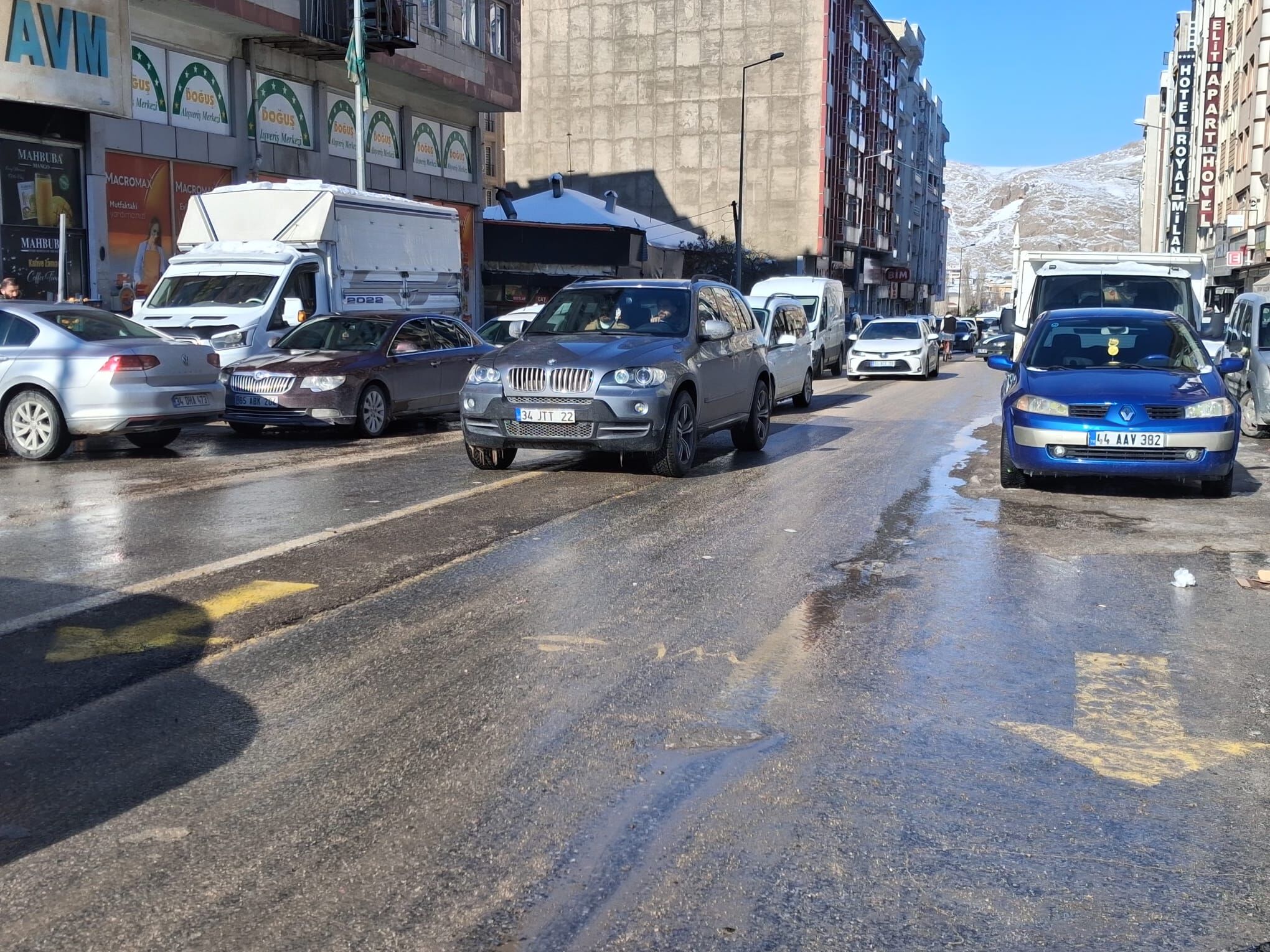 Van’da Tek Yön Uygulaması Tartışma Yarattı Hatalı Park Trafiği Kilitliyor (4)-2