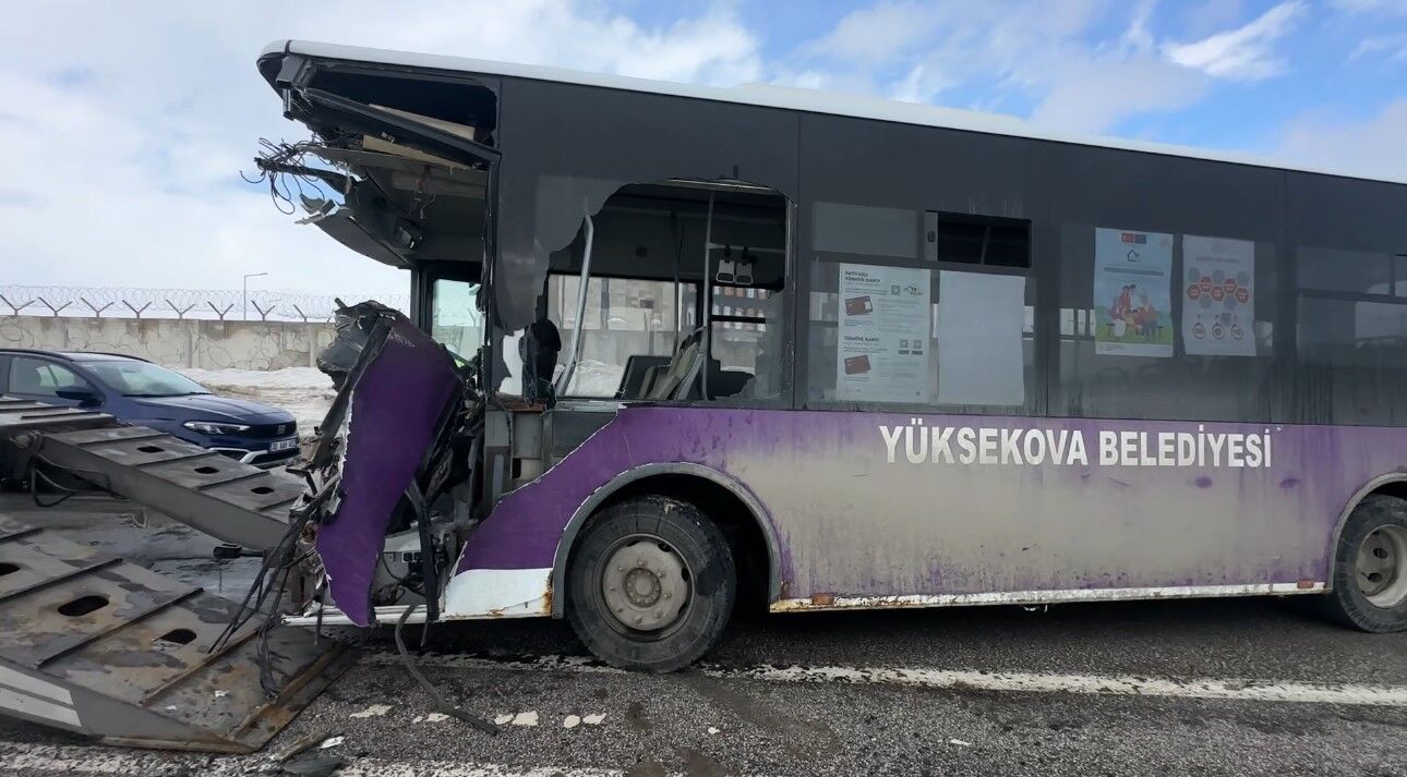 Belediye Otobüsü Ile Minibüs Çarpıştı 18 Yaralı (2)