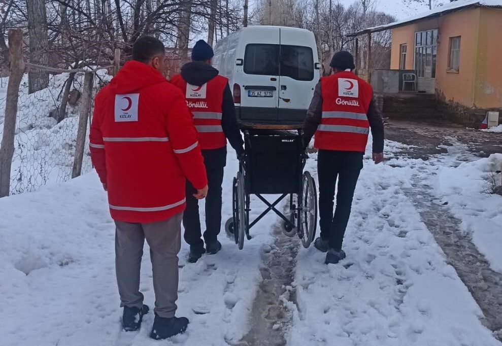 Kızılay Muradiye Şubesi’nden Gazi Eşine Tekerlekli Sandalye Desteği (2)