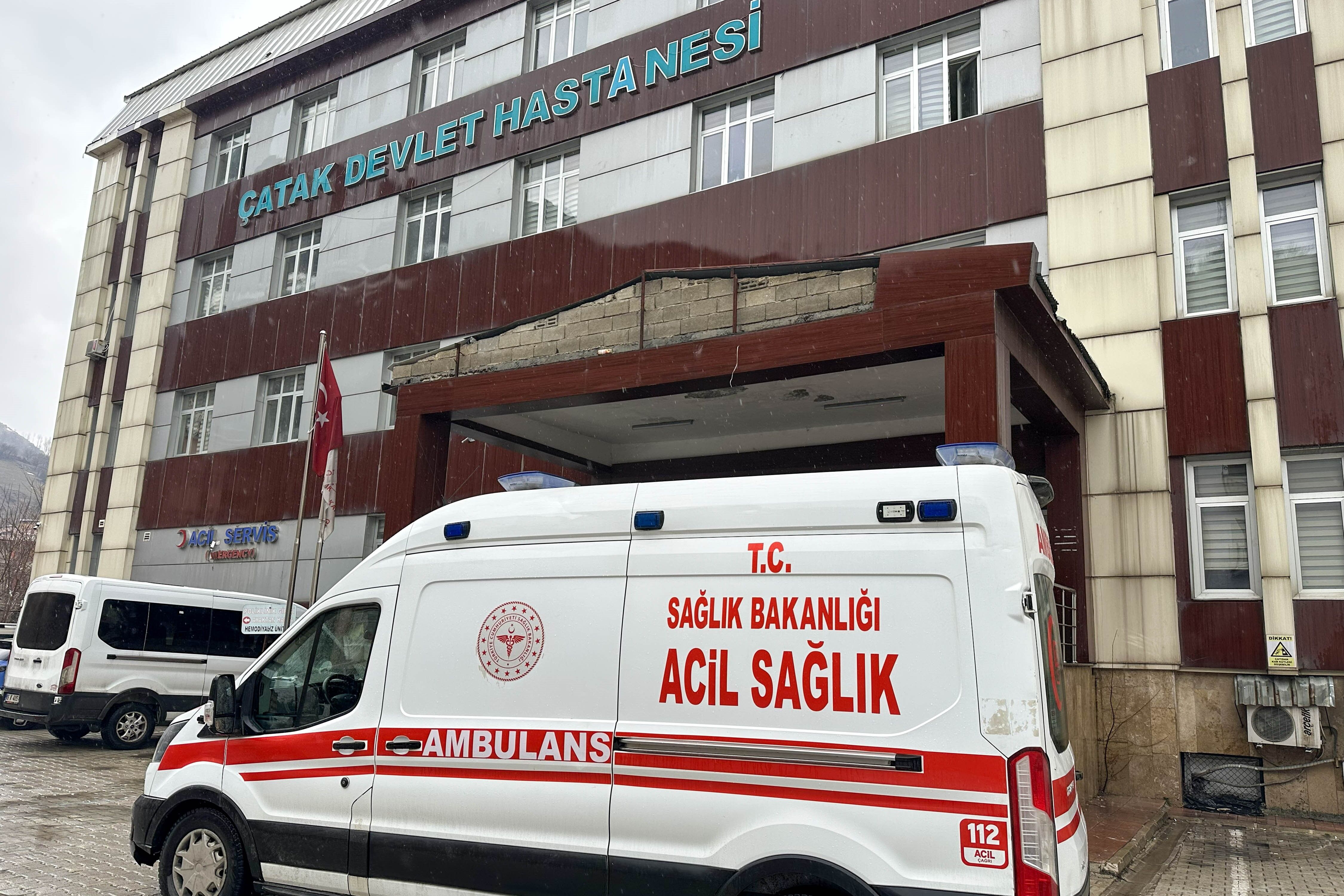 Van Çatak'ta Tandır Evi Çöktü Babaanne Ile Torunu Yaralandı