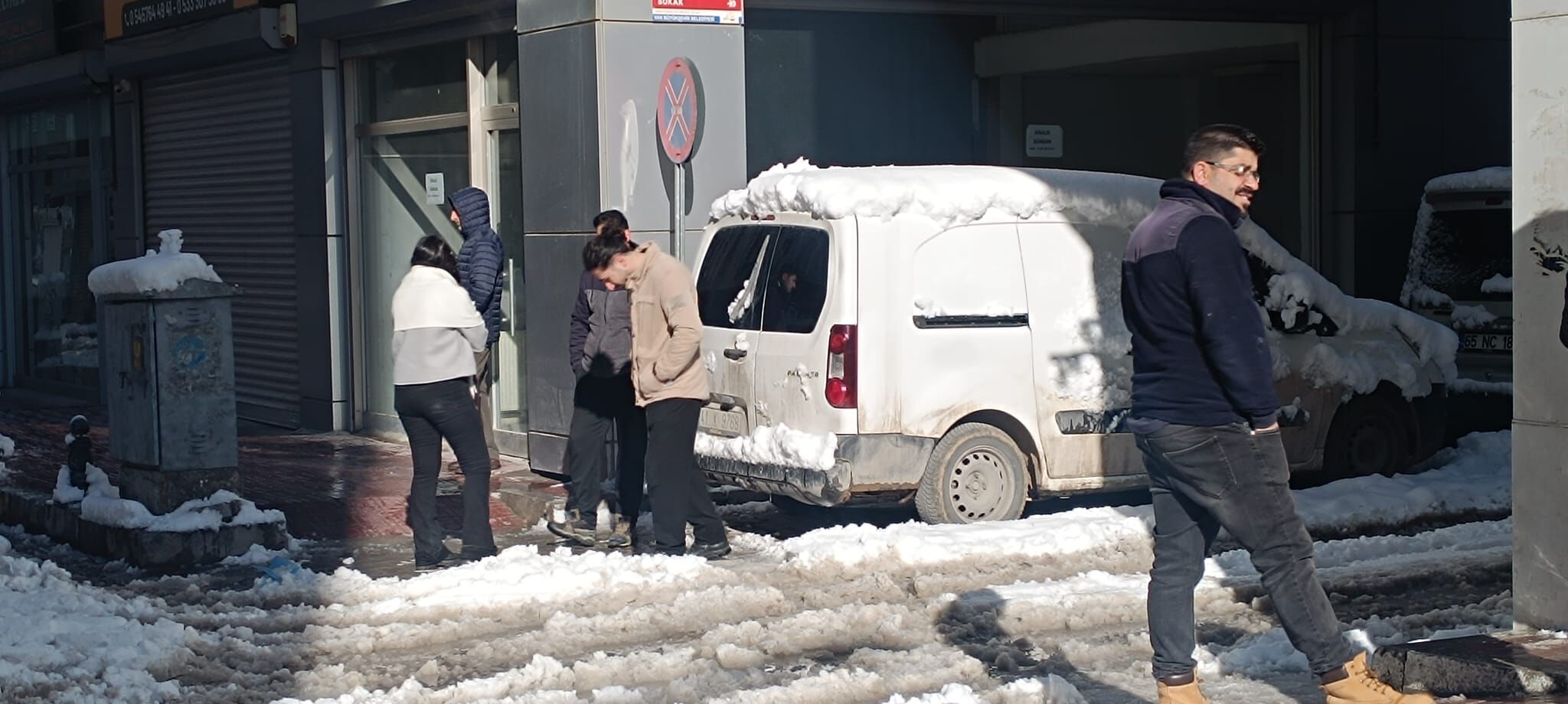 Van’da Elektrik Kesintisi Esnafı Vurdu, Kepenkler Açılamadı! (1)