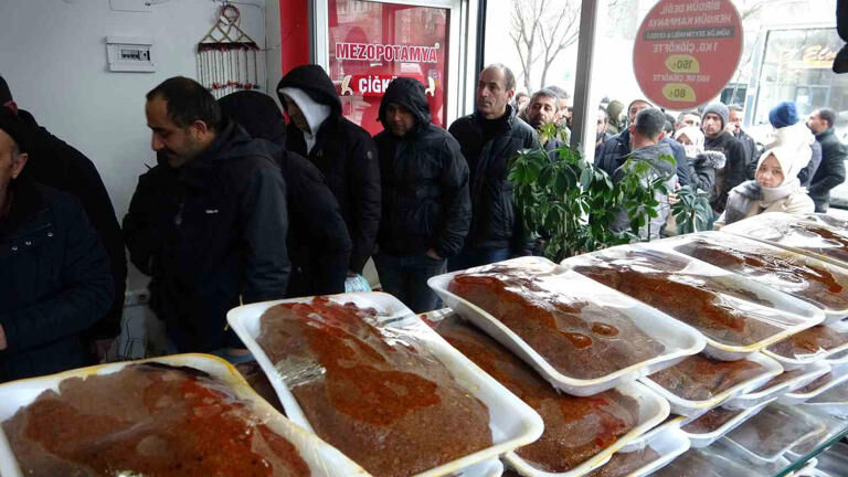 Van’da İftarın Gözdesi Günde 1 Ton Çiğ Köfte Bile Yetmiyor! (1)