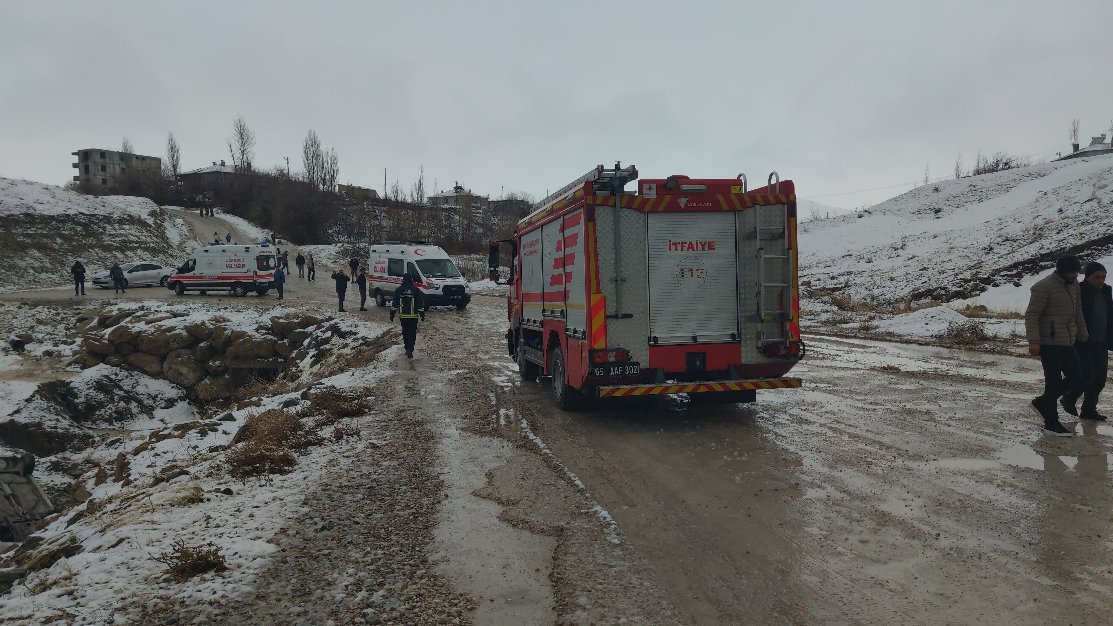 Van'da Otomobil Dereye Uçtu 3 Yaralı (1)