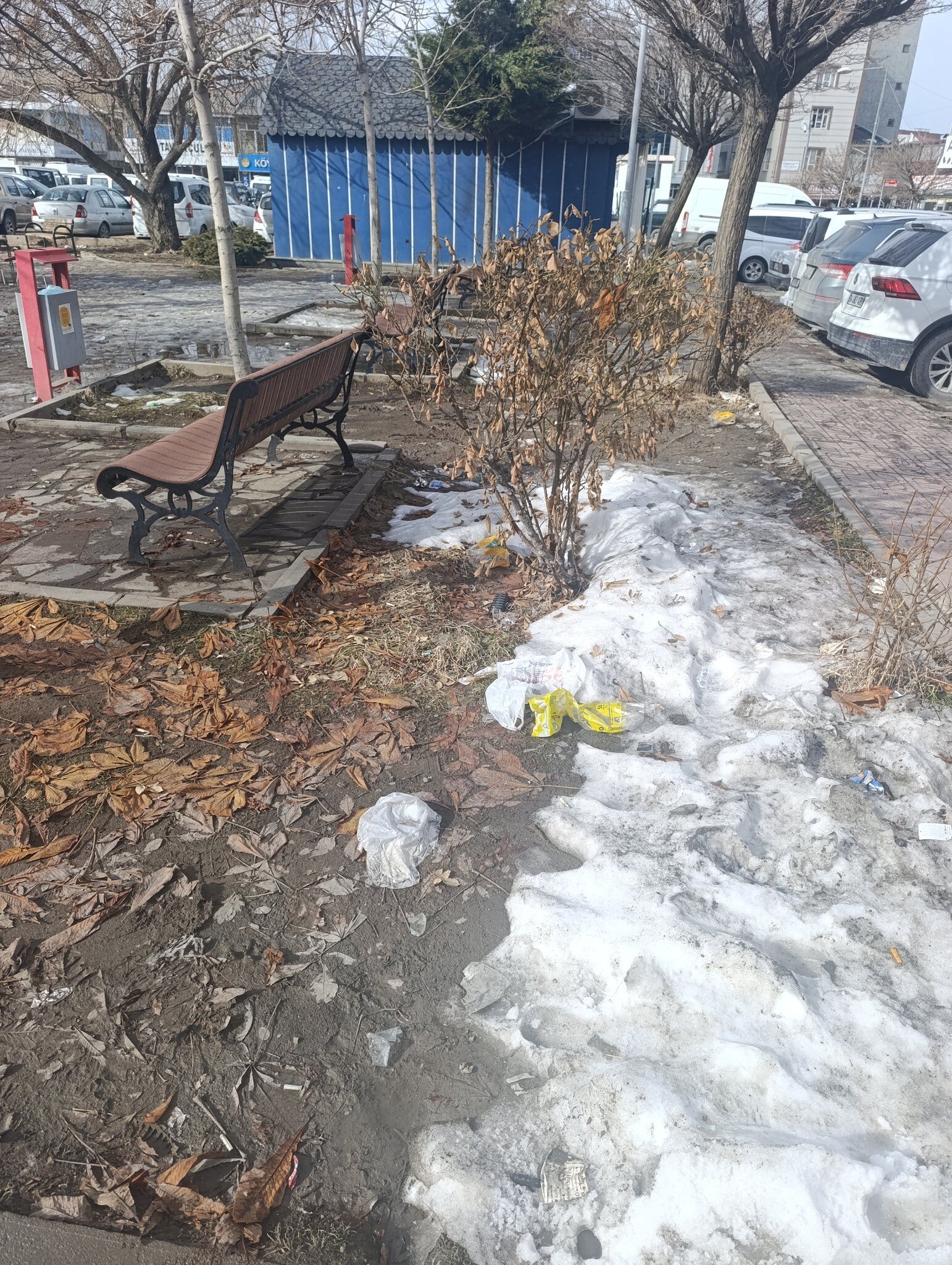 Van’da Parklar Kaderine Terk Edildi Kar Eridi, Çöp Manzarası Ortaya Çıktı (3)