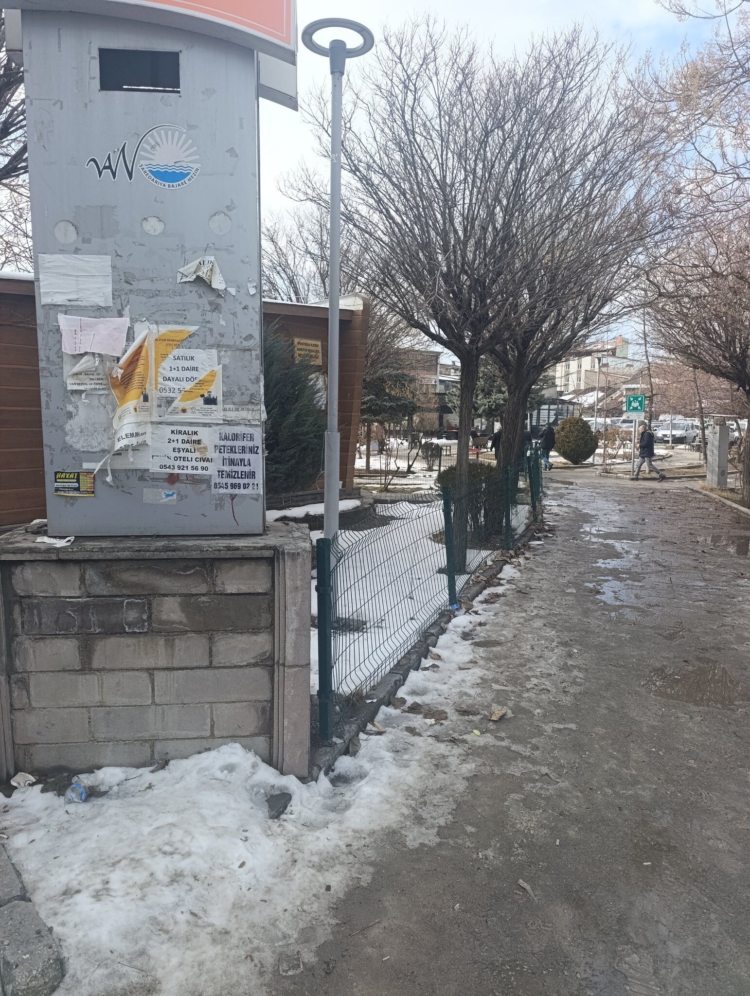 Van’da Parklar Kaderine Terk Edildi Kar Eridi, Çöp Manzarası Ortaya Çıktı (4)
