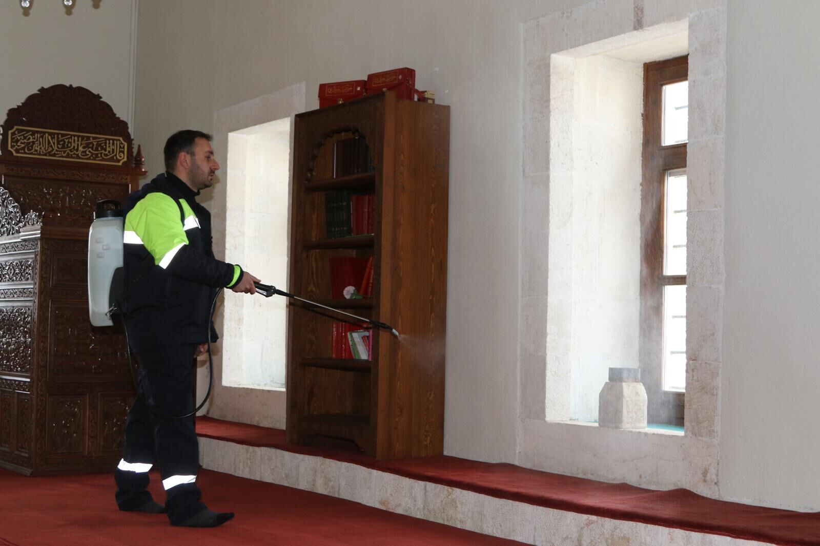 Van’da Ramazan Öncesi Camilerde Gül Kokulu Temizlik (1)