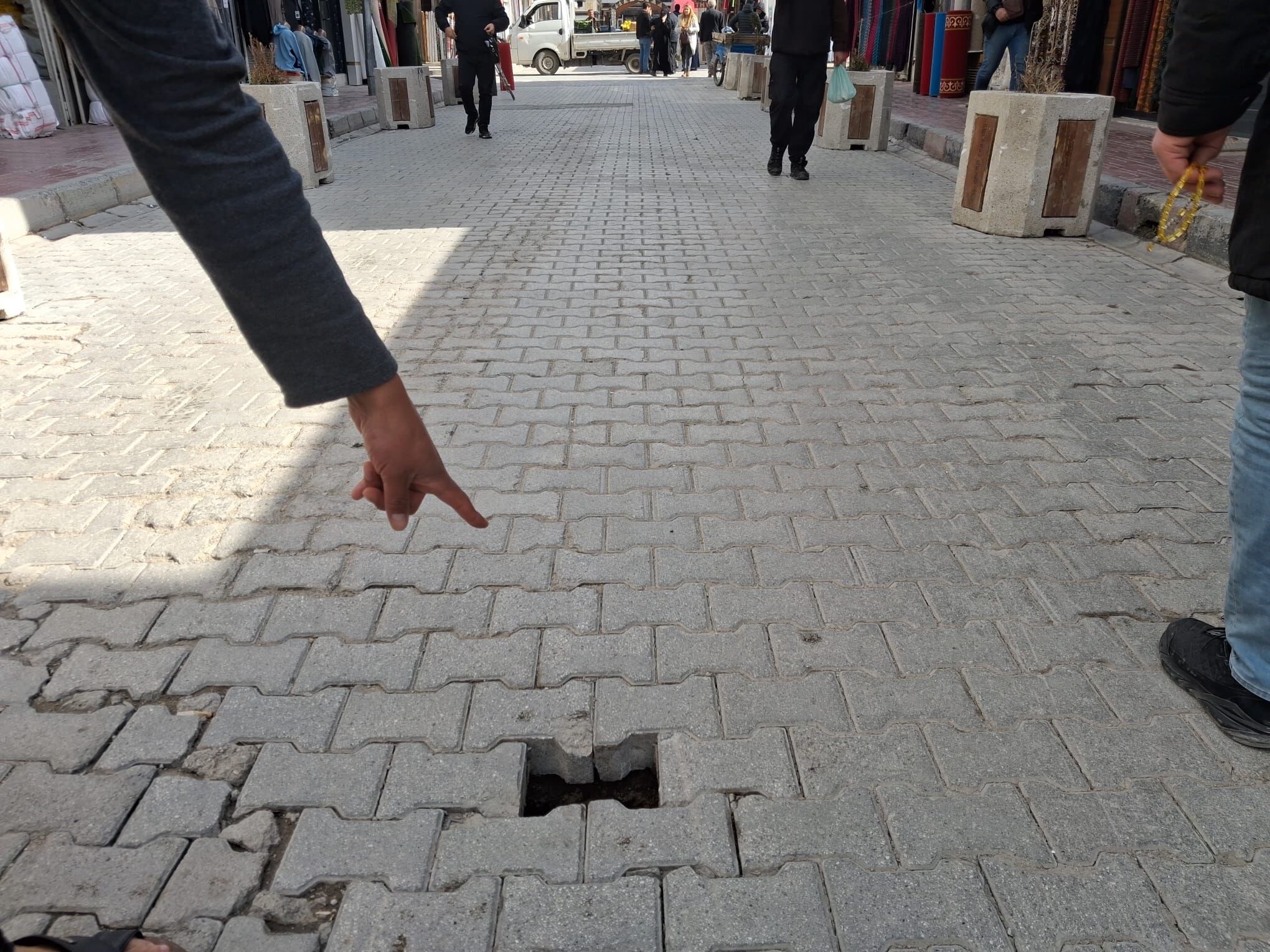 Van’ın Kalbinde Çökme Alarmı Cumhuriyet Caddesi’nde Esnaf Tedirgin! (1)