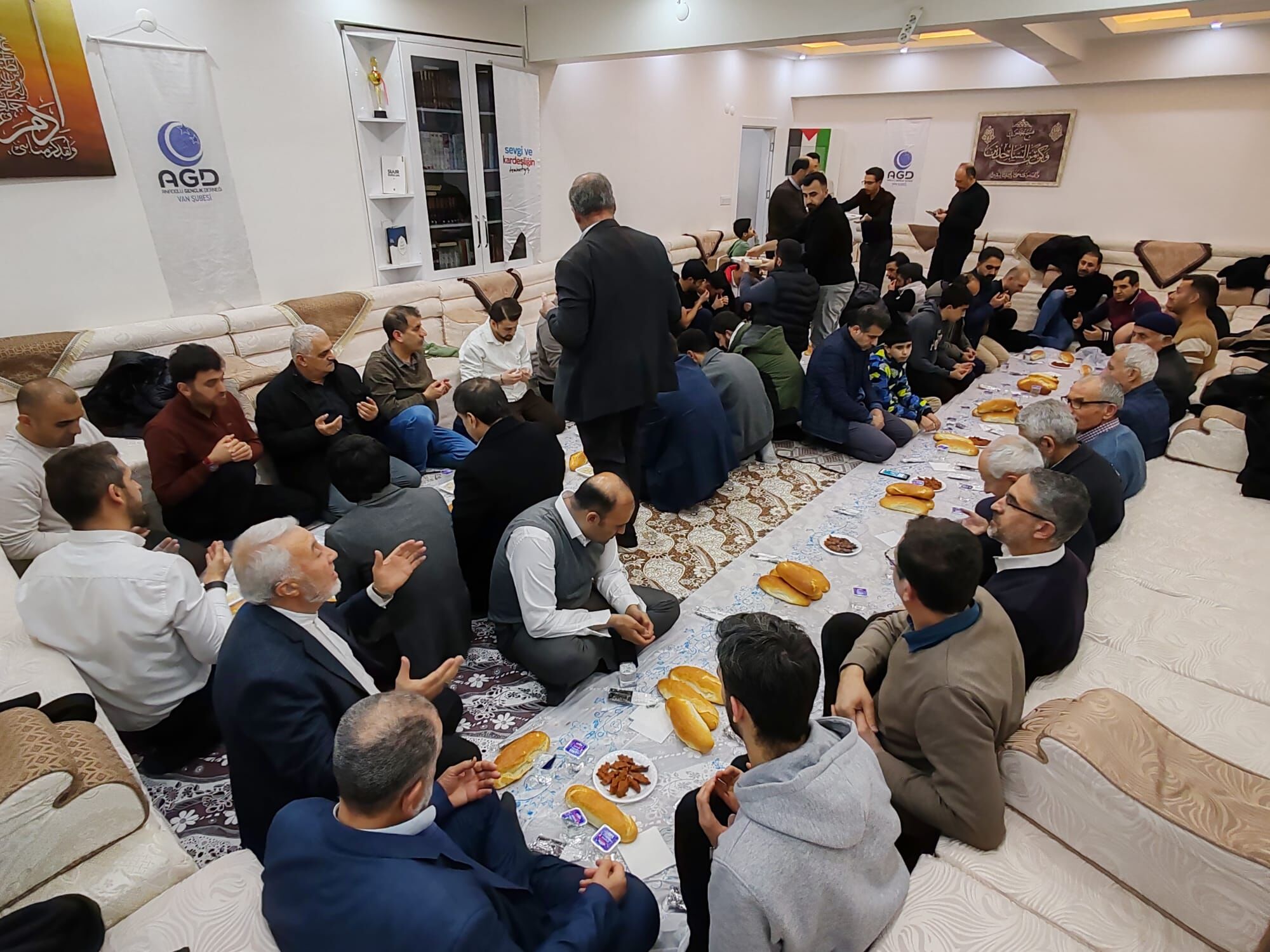Anadolu Gençlik Derneği (Agd) Van Şubesi, Ramazan Ayı Boyunca Sürdürdüğü Geleneksel Iftar Programlarıyla Kentin Manevi Atmosferine Katkı Sunuyor. (1)