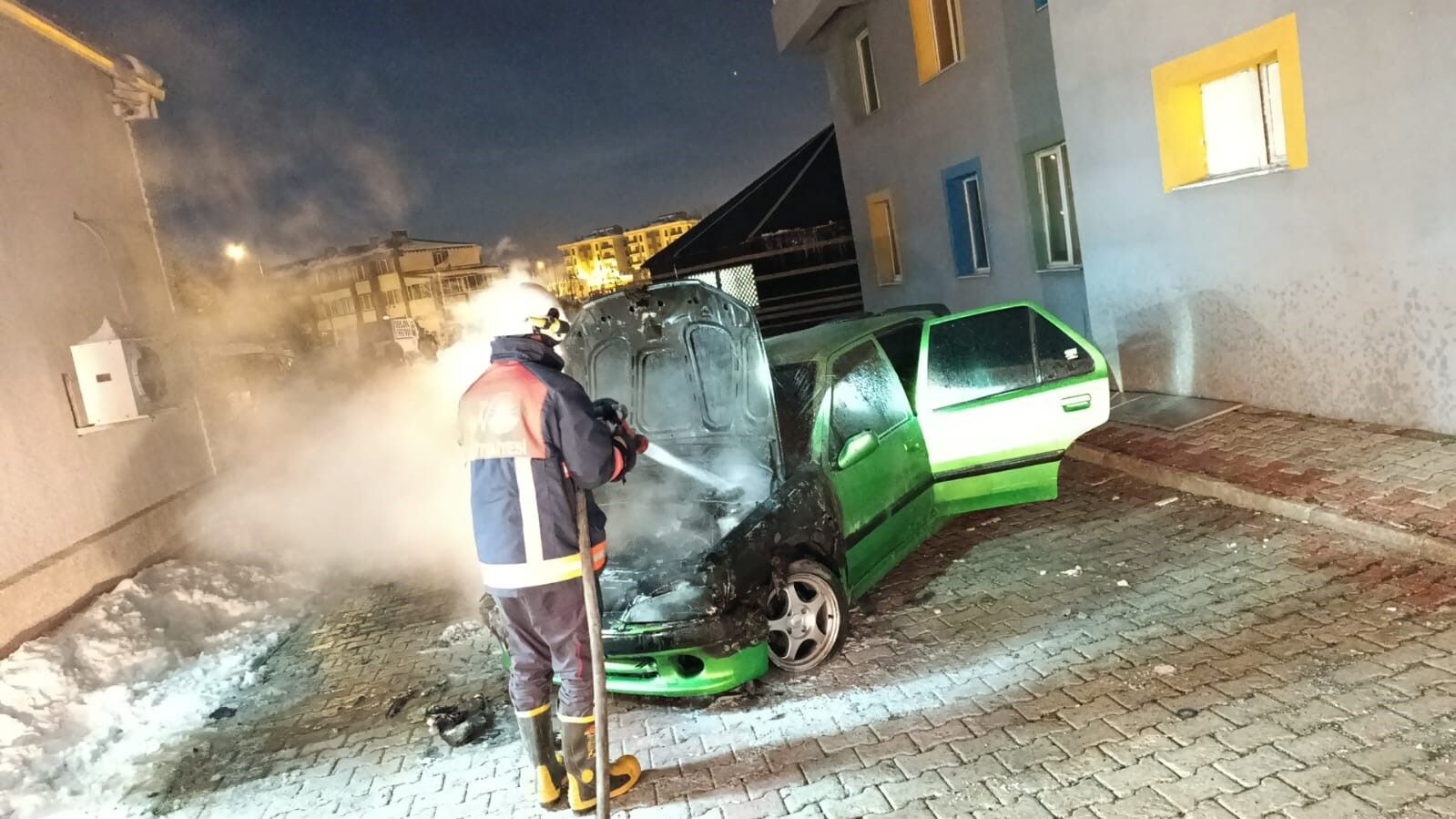 Gürpınar’da Korkutan Yangın Park Halindeki Otomobil Küle Döndü! (1)