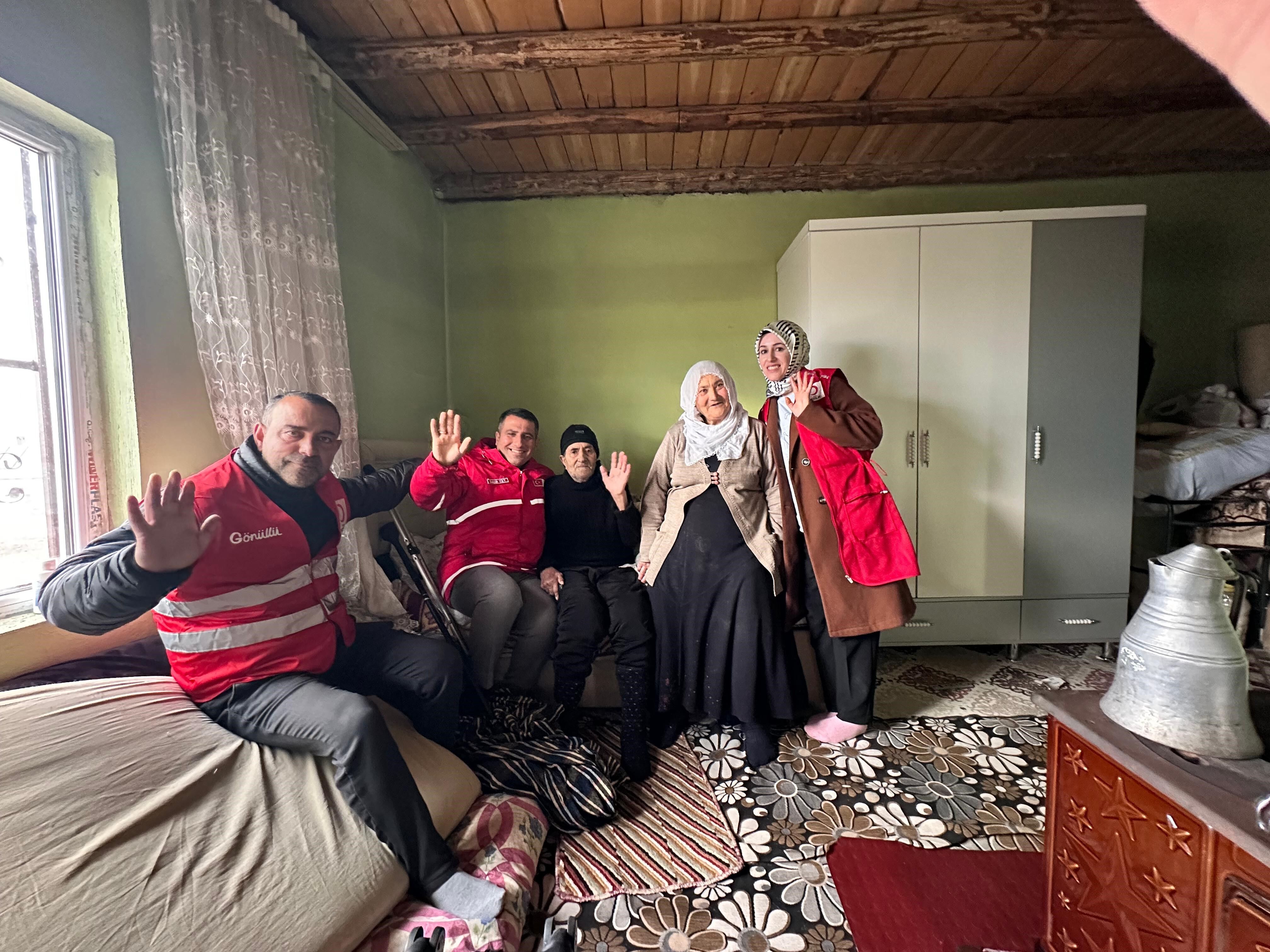 Kızılay Muradiye Şubesinden Yaşlılara Ziyaret (1)