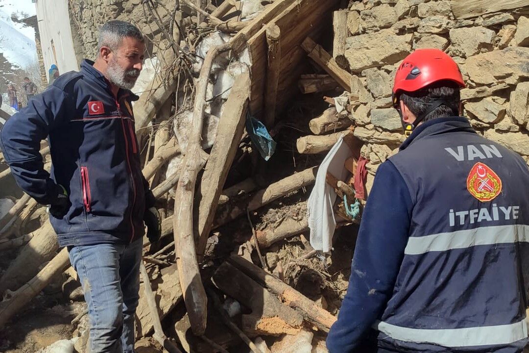 Van Çatak’ta Ahır Çöktü 50 Kuzu Göçük Altında Kaldı