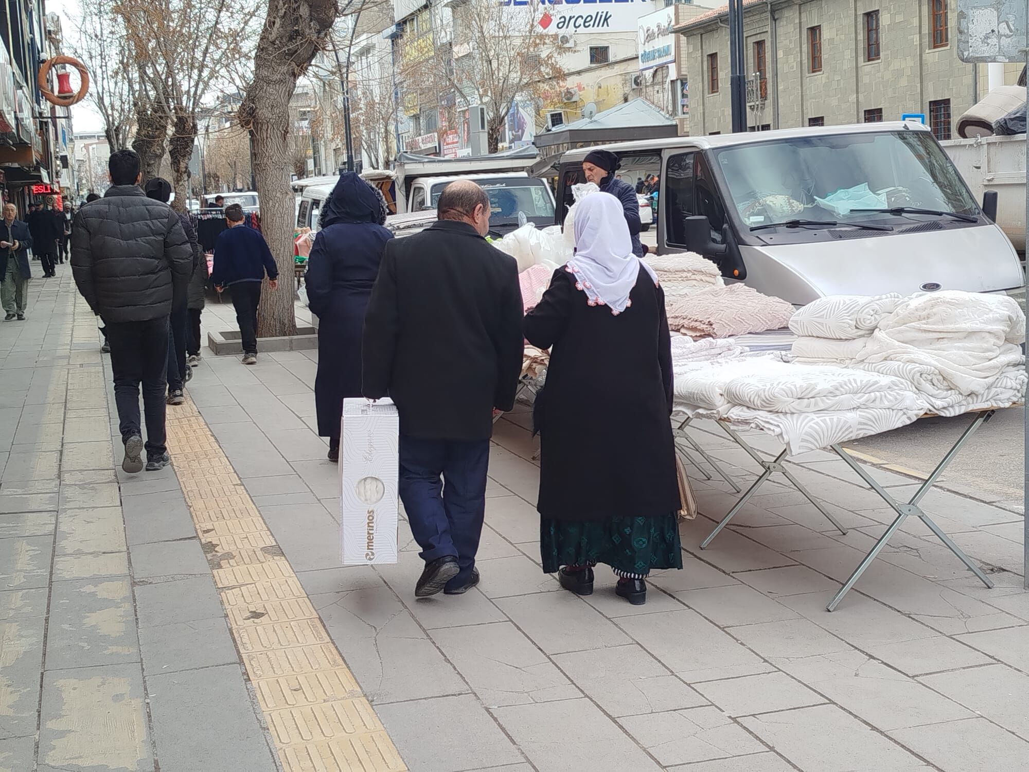 Van Cumhuriyet Caddesi Trafiğe Kapatıldı! (2)