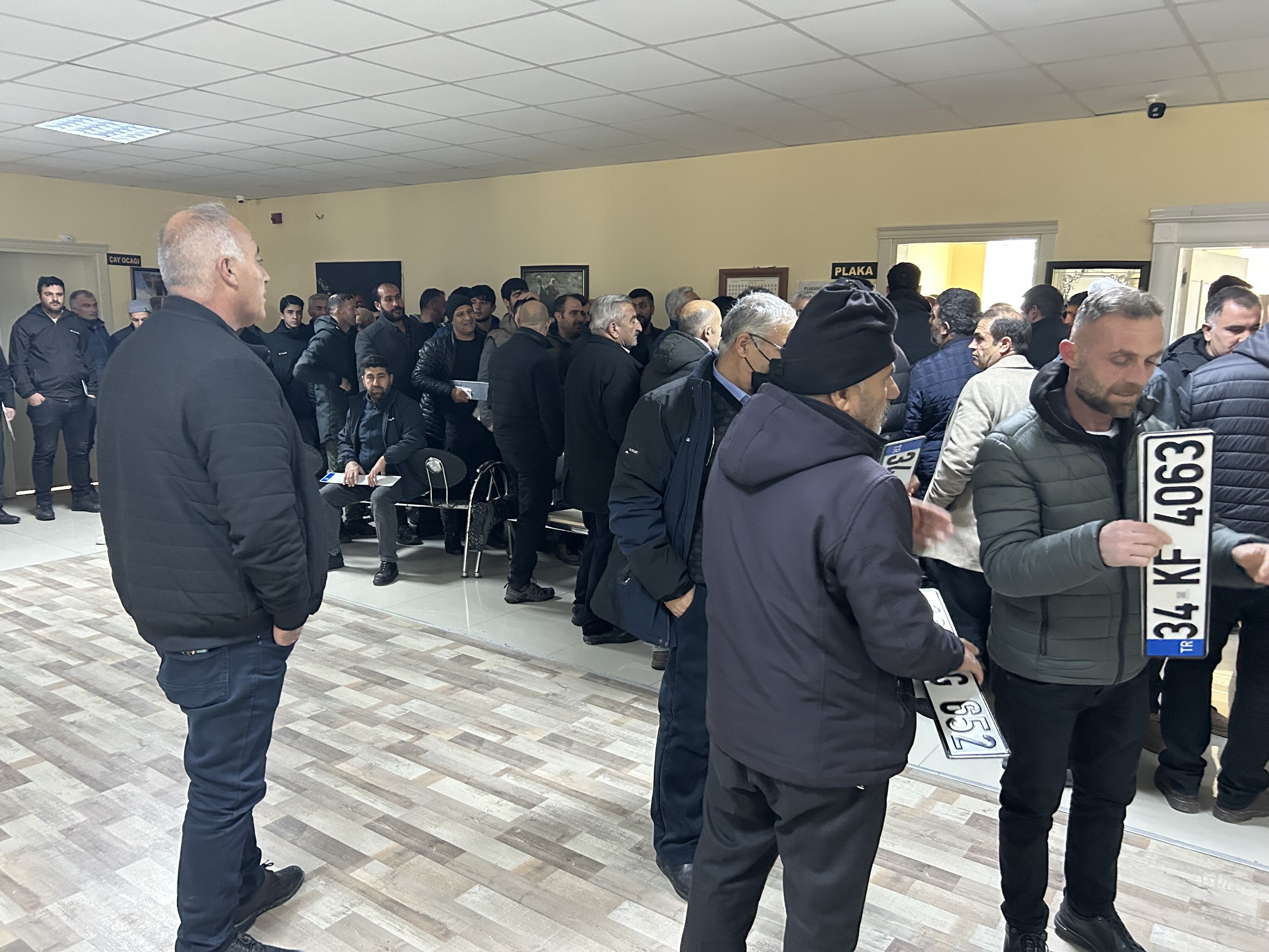 Van Şoförler Odası Önünde Plaka İsyanı Cezadan Kaçan Vatandaş Çileye Yakalandı! (2)