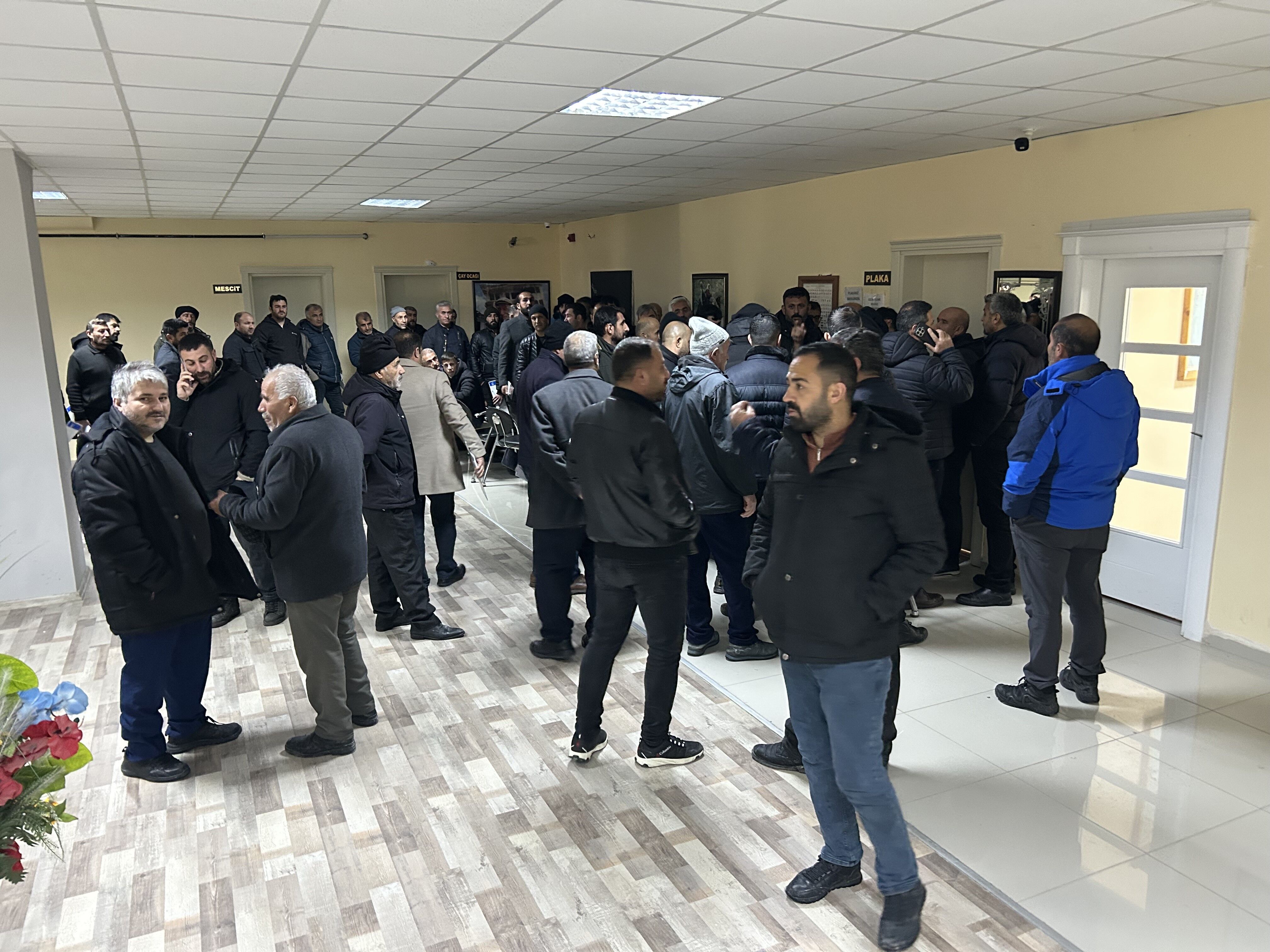 Van Şoförler Odası Önünde Plaka İsyanı Cezadan Kaçan Vatandaş Çileye Yakalandı! (3)