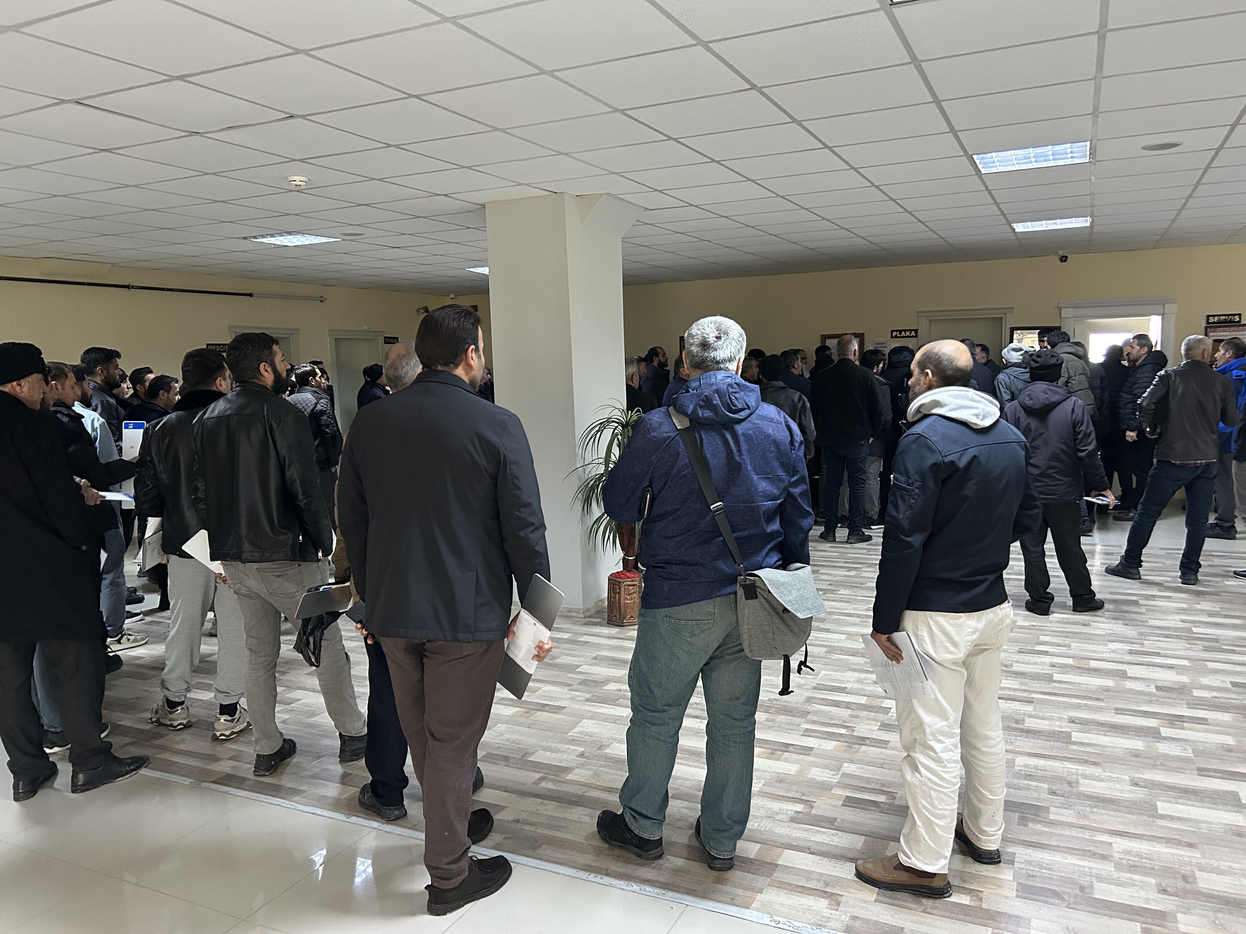 Van Şoförler Odası Önünde Plaka İsyanı Cezadan Kaçan Vatandaş Çileye Yakalandı! (4)
