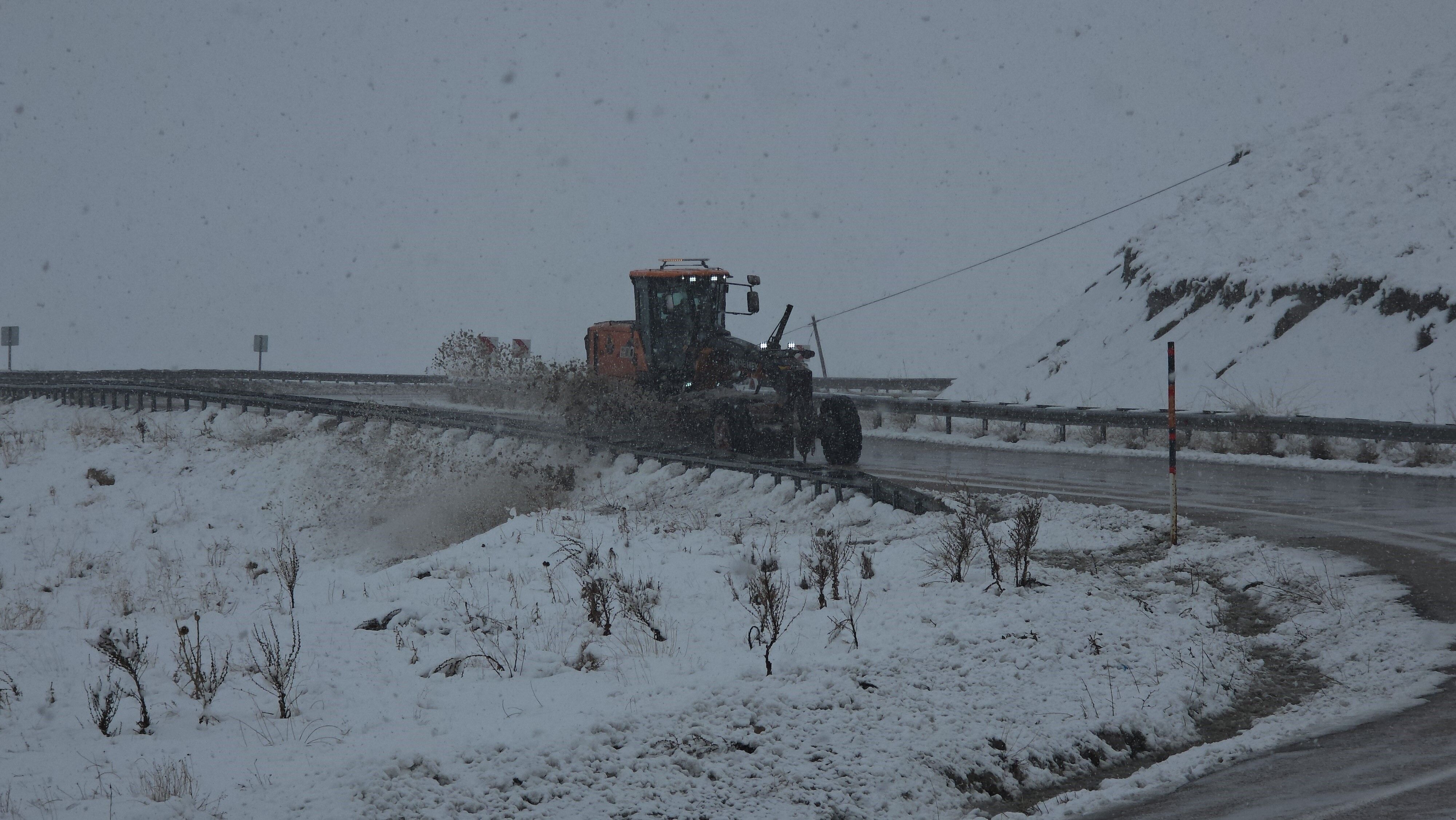 Van'da 21 Yerleşim Yerinin Yolu Ulaşıma Kapandı (1)