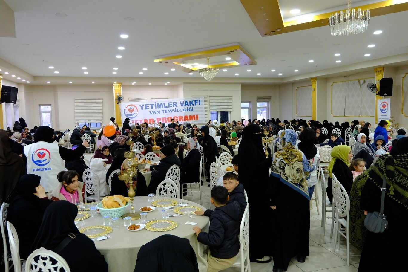 Van’da Gönül Sofrası Yetimler Ve Hayırseverler İftarda Buluştu (1)
